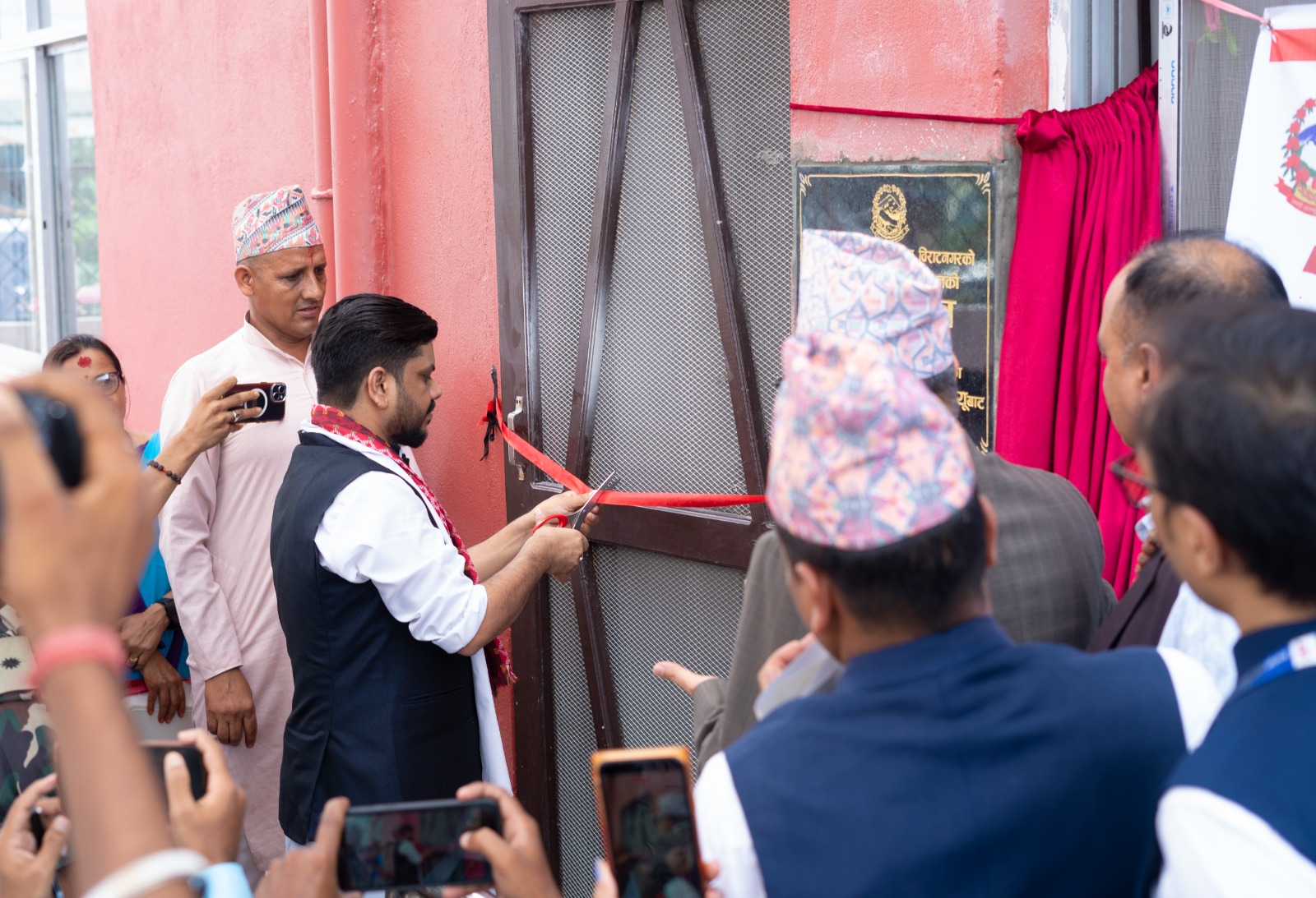 युवा, श्रम तथा रोजगार मन्त्री, माननीय रामजी यादवज्यूबाट  श्रम तथा रोजगार कार्यालय, मोरङको नयाँ भवन उद्घाटन गर्दै