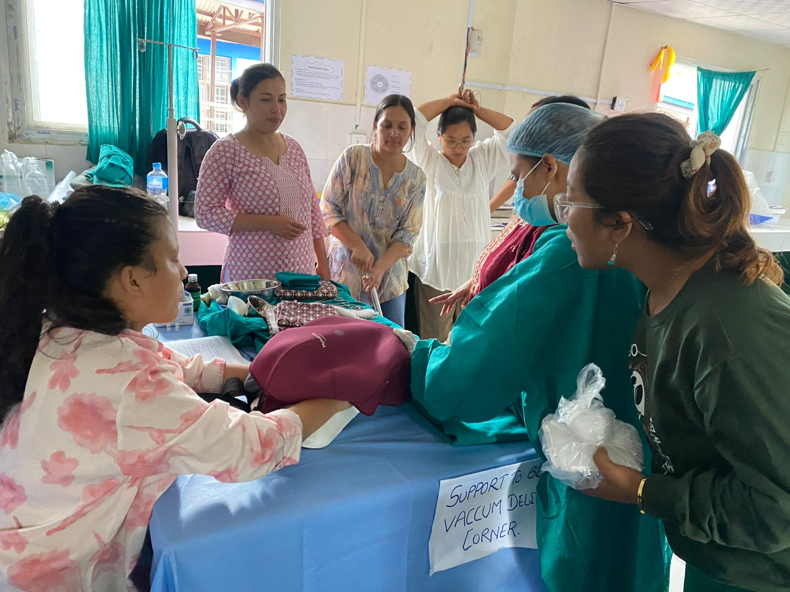 सहभागीहरूद्वारा जिल्ला अस्पताल मा रहेको simulation lab मा सामान्य प्रसूति सञ्चालनको अभ्यास गर्ने क्रममा