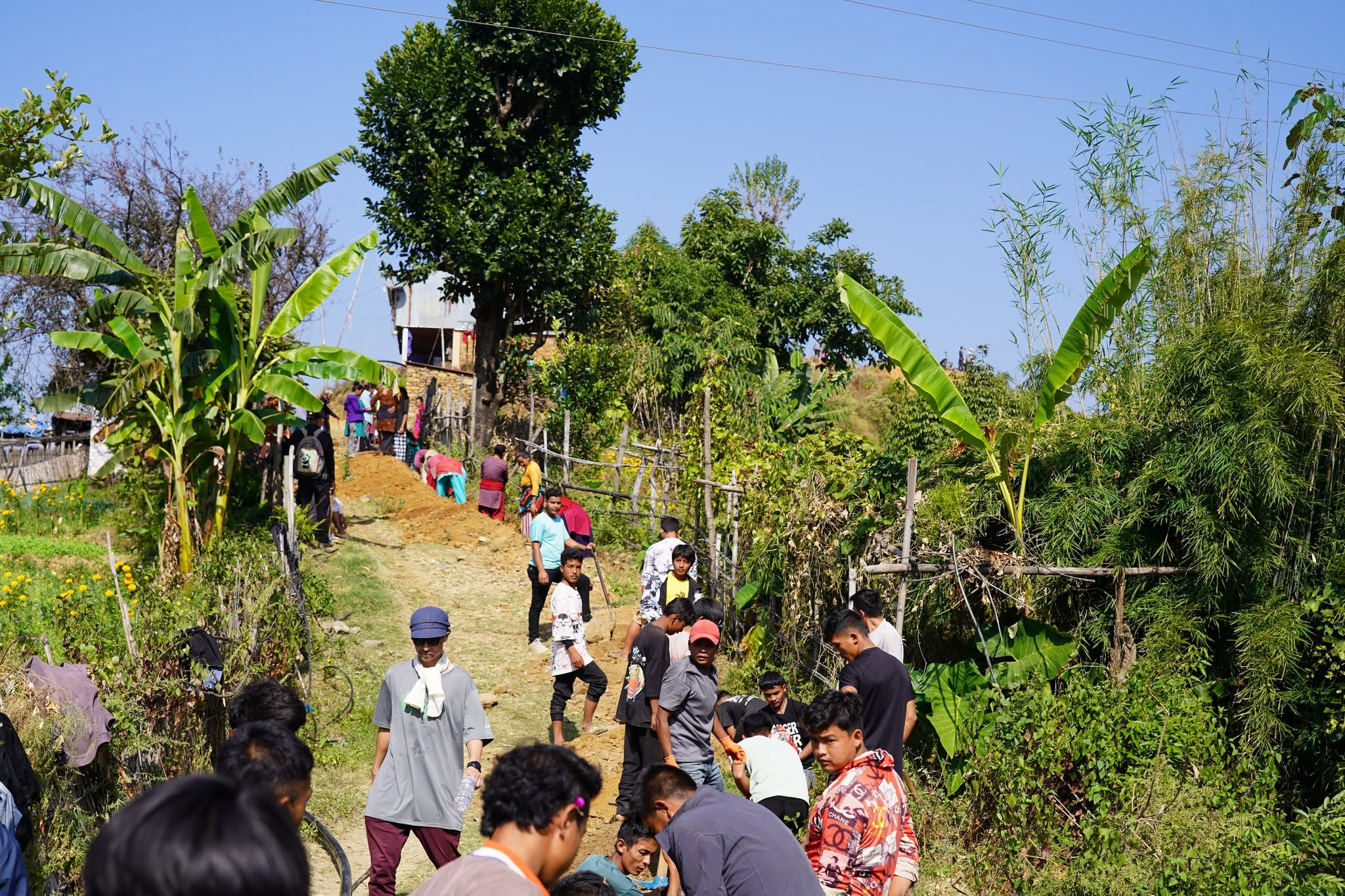 थाहा १२ लिती खानेपानी आयोजना निर्माणका लागि स्थानीयले सक्दो श्रमदान गरेका छन् । च्वाइस नेपालको लगानीमा आयोजना सम्पन्न भएको हो ।