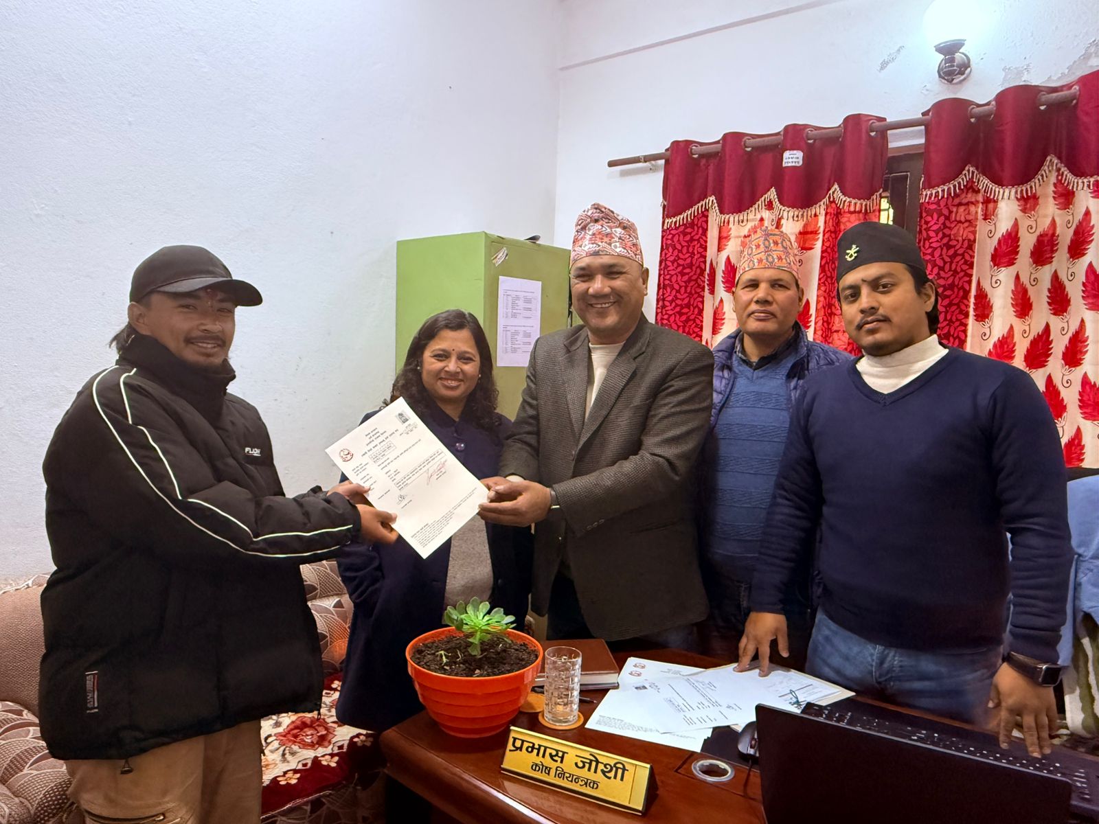करदाता सेवा काार्यालय चरिकोटवाट संचालन भइ आएको व्यवसायीक तथा व्यक्तिगत स्थाइ लेखा नं  कोष तथा लेखा नियन्त्रक कार्यालय दोलखावाट जारी गर्ने कार्यको शुभारम्भ गरिएको छ ।