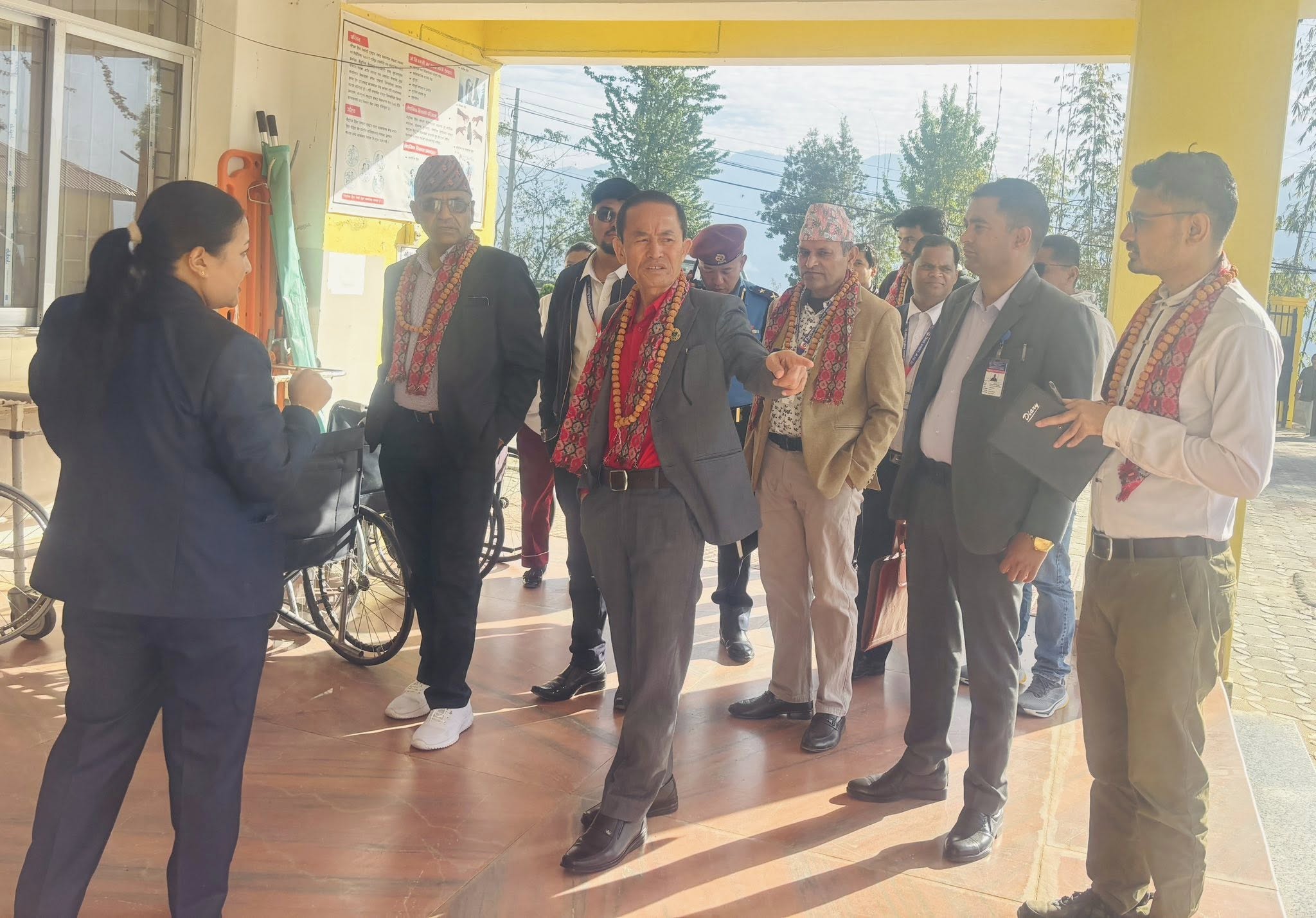 कोशी प्रदेश का स्वास्थ्य मन्त्री माननीय मान बहादुर लिम्बू ज्यु को नेतृत्व मा प्रदेश स्वास्थ्य सचीव ज्यु लगायत को टोलीले जिल्ला अस्पताल भोजपुर अनुगमन तथा निरीक्षण गर्नु भएको छ ! साथै न्युनतम सेवा मापदन्ड. ( MSS ) यो आ व को दोस्रो फलोअप पनि सम्पन्न भएकोे छ ।  2082/12/23