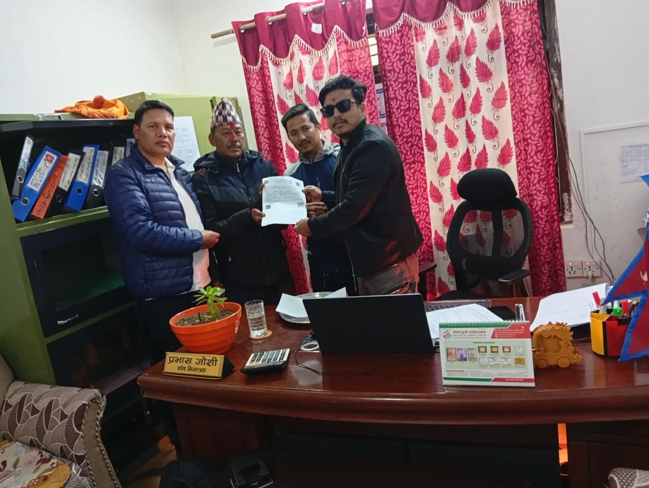 कोष तथा लेखा नियन्त्रक कार्यालय (कोलेनिका) दोलखावाट सेवा निवृत्त डिभिजन सडकका ह.स.चा. पाचौं स्तरका कर्मचारी श्री रवी कुँवर लाई दोस्रो सेवाग्राहीका रूपमा पेन्सन पट्टा हस्तान्तरण गरिएको छ । अवकाश वा राजीनामा स्वीकृत भएका कर्मचारीहरूको पेन्सन पट्टा अब डिजिटल प्रणालीमार्फत तयार हुने छ ।