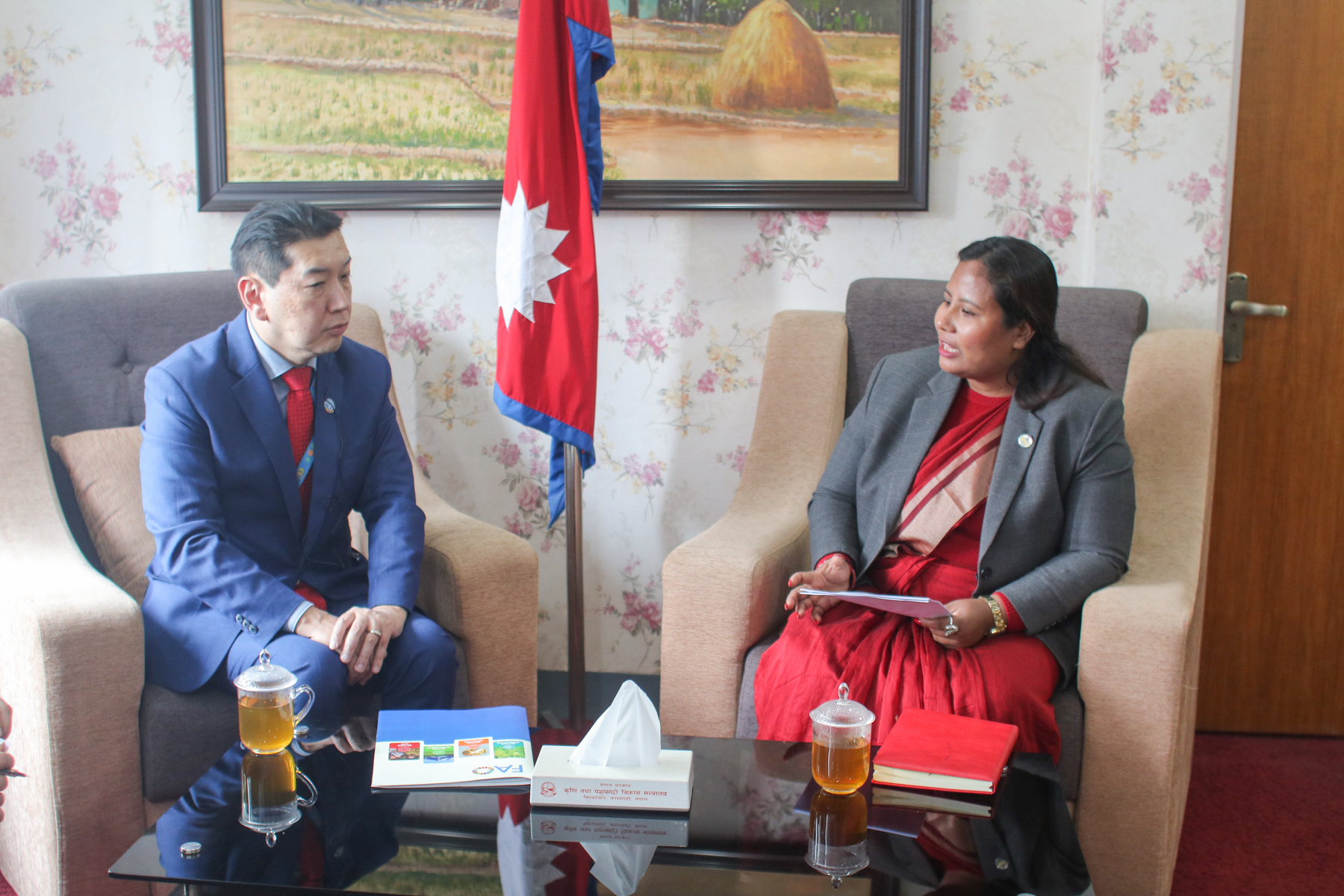 माननीय कृषि तथा पशुपन्छी विकास मन्त्री गीता चौधरीज्यू संग नेपालका लागि संयुक्त राष्ट्र संघको खाद्य तथा कृषि संगठनका प्रतिनिधि केन सिमिजु ले मन्त्रालयमा गर्नुभएको शिष्टाचार भेटघाट ।