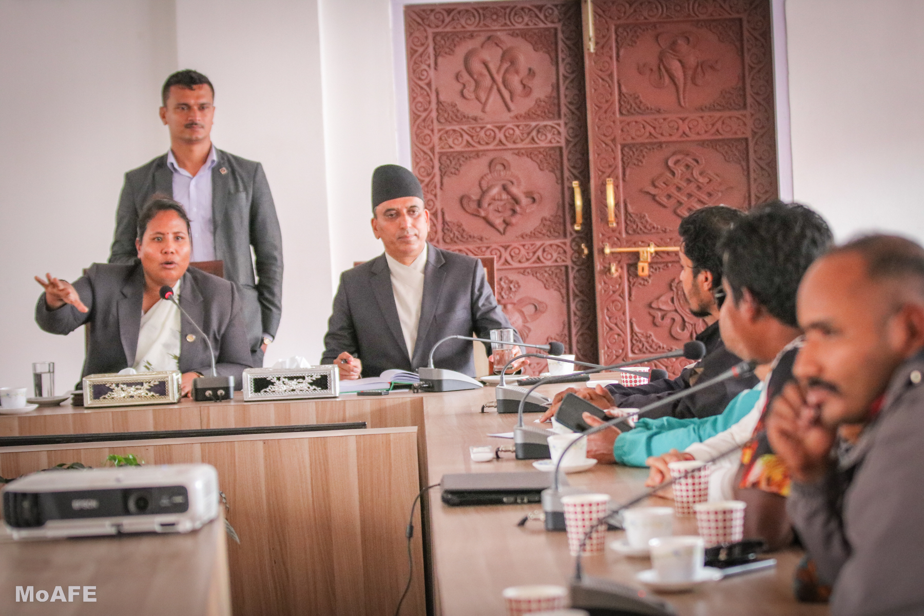गोलभेँडा उत्पादक किसानहरूसंग माननीय कृषि, वन तथा पर्यावरण मन्त्री गीता चौधरीज्यूले छलफल गरी किसानहरूको कृषि बिमा, गोलभेँडासहित अन्य तरकारीको न्यूनतम समर्थन मूल्यलगायत किसानहरूको उत्पादनका लागि बजार व्यवस्थापनका मागहरु सम्बोधन गर्नुहुदै मन्त्रालय तथा सम्बन्धित निकायलाई आवश्यक निर्देशन दिनुभयो।