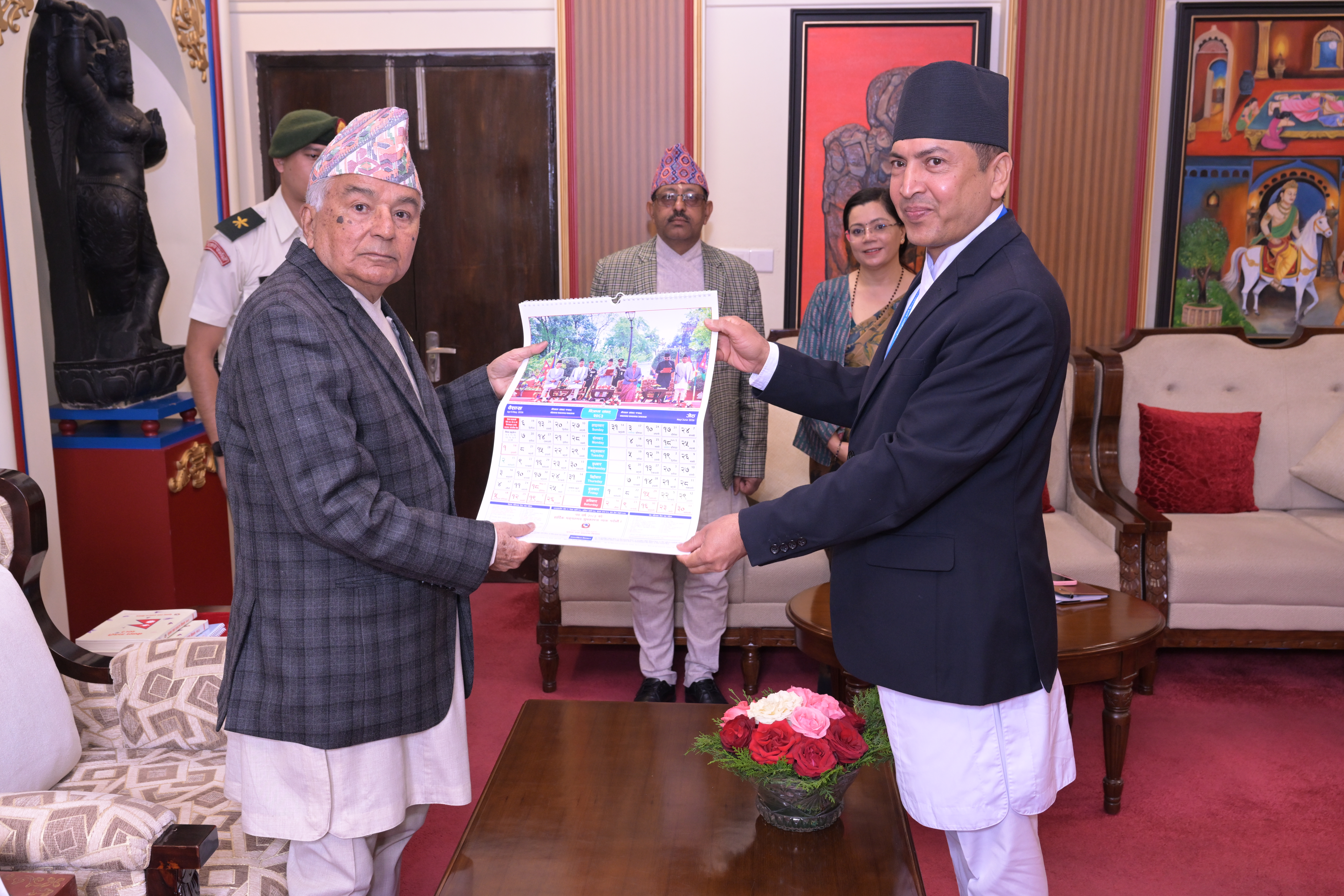 सम्माननीयज्यूहरुलाई २०८३ सालको नेपाल सरकारको आधिकारिक पात्रो तथा नेपाल डायरी पेश गर्नुहुँदै विभागका महानिर्देशक श्री छबिन्द्र पराजुली।