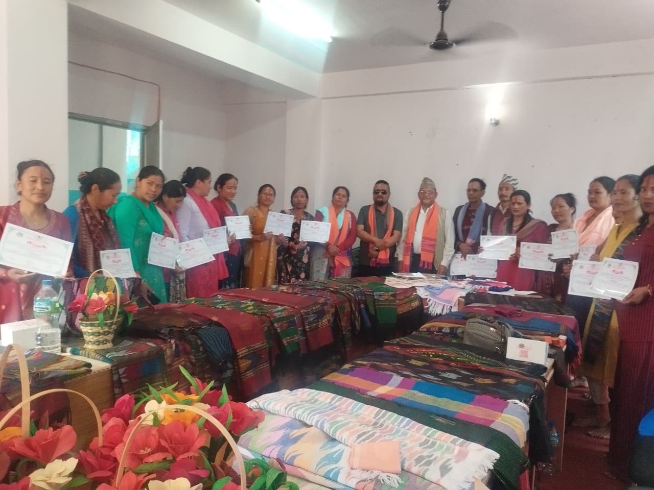 मिति २०८२/१०/१९ देखि २०८२/१२/२२ सम्म सीप बिकास  कार्यक्रम अन्तर्गत  सञ्चालित 2 महिने  एडभान्स डिजाइन सम्बन्धित ढाका बुनाई तालिम यसै कार्यालयका प्रमुख श्री सिताराम घिमिरेको अध्यक्षता तथा विदुर नगरपालिकाका वडा न ४ का वडाध्यक्ष श्री निलमबाबु ढुङ्गेलको प्रमुख