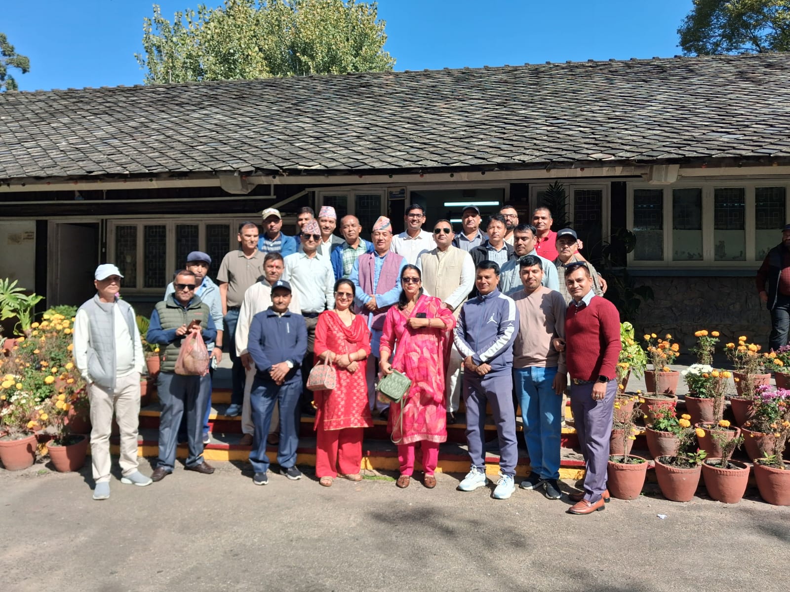 प्रबन्धक सञ्चालकज्यू र अन्य कर्मचारीहरुको तस्वीर