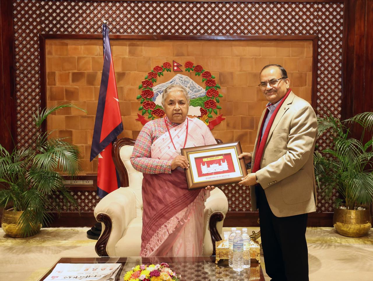 काठमाडौँ स्थित प्रधानमन्त्री कार्यालयमा सम्माननीय प्रधानमन्त्री, माननीय गृहमन्त्री तथा माननीय मधेश प्रदेश प्रमुख बीच शिष्टाचार भेटघाट तथा हालको परिस्थितिबारे छलफल। (२०८२/०९/२३)