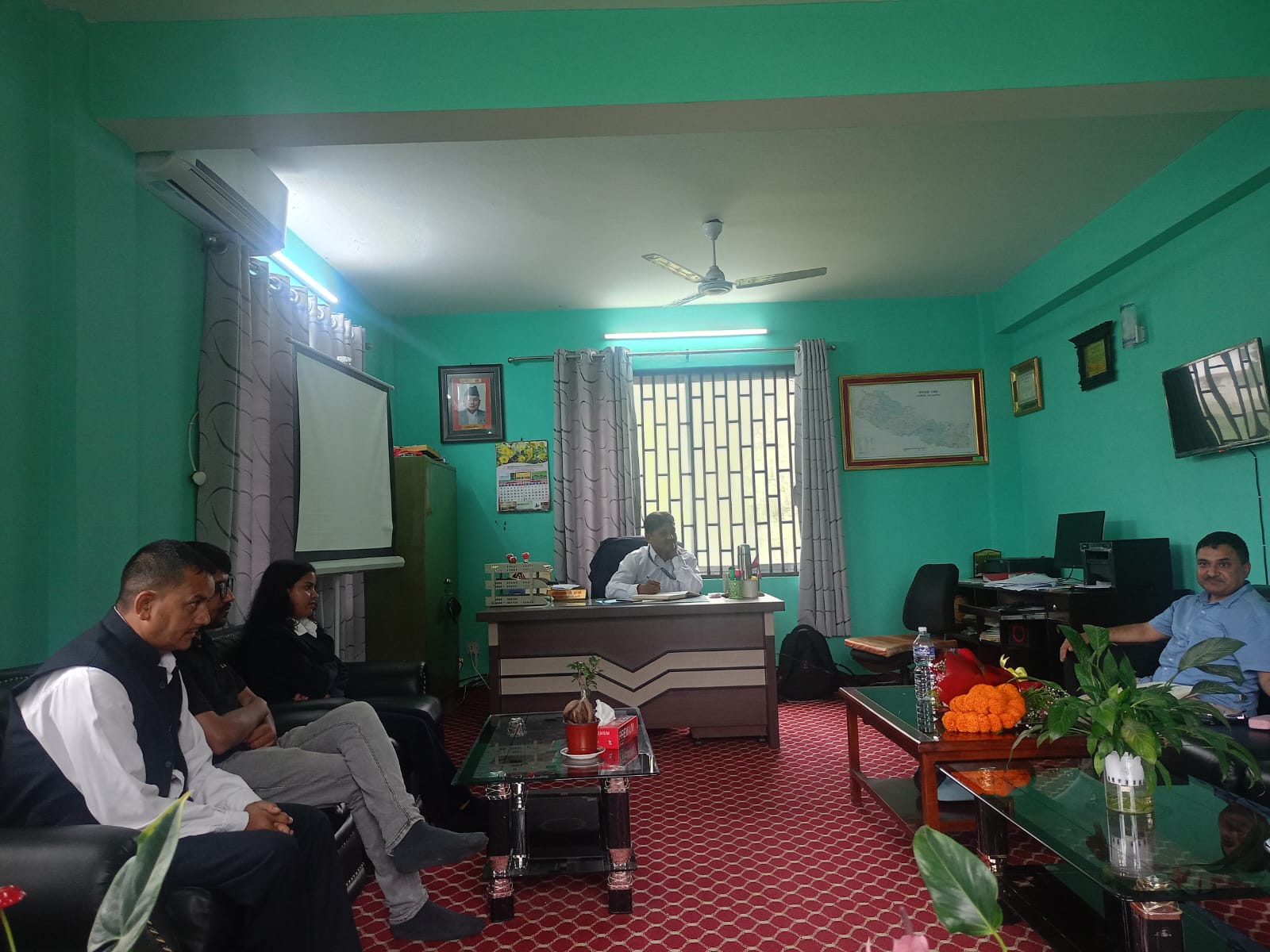 बागमती प्रदेश कृषि तथा पशुपन्छी विकास मन्त्रालयका श्रीमान् सचिवज्यू पुष्प विकास केन्द्र परिवारसँग अन्तरक्रिया गर्दै