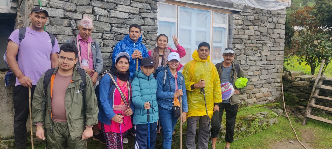 आलेपको सन्दर्भमा कोलेनिका रसुवा जादै गर्दा आन्तरिक पर्यटन स्वरुप गोसाईकुण्ड यात्रामा