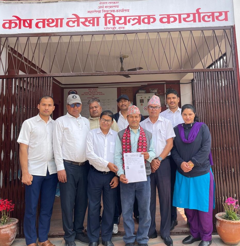 कार्यालयबाट ई-पेन्सन सेवा लिने पहिलो सेवाग्राही सम्मान ।