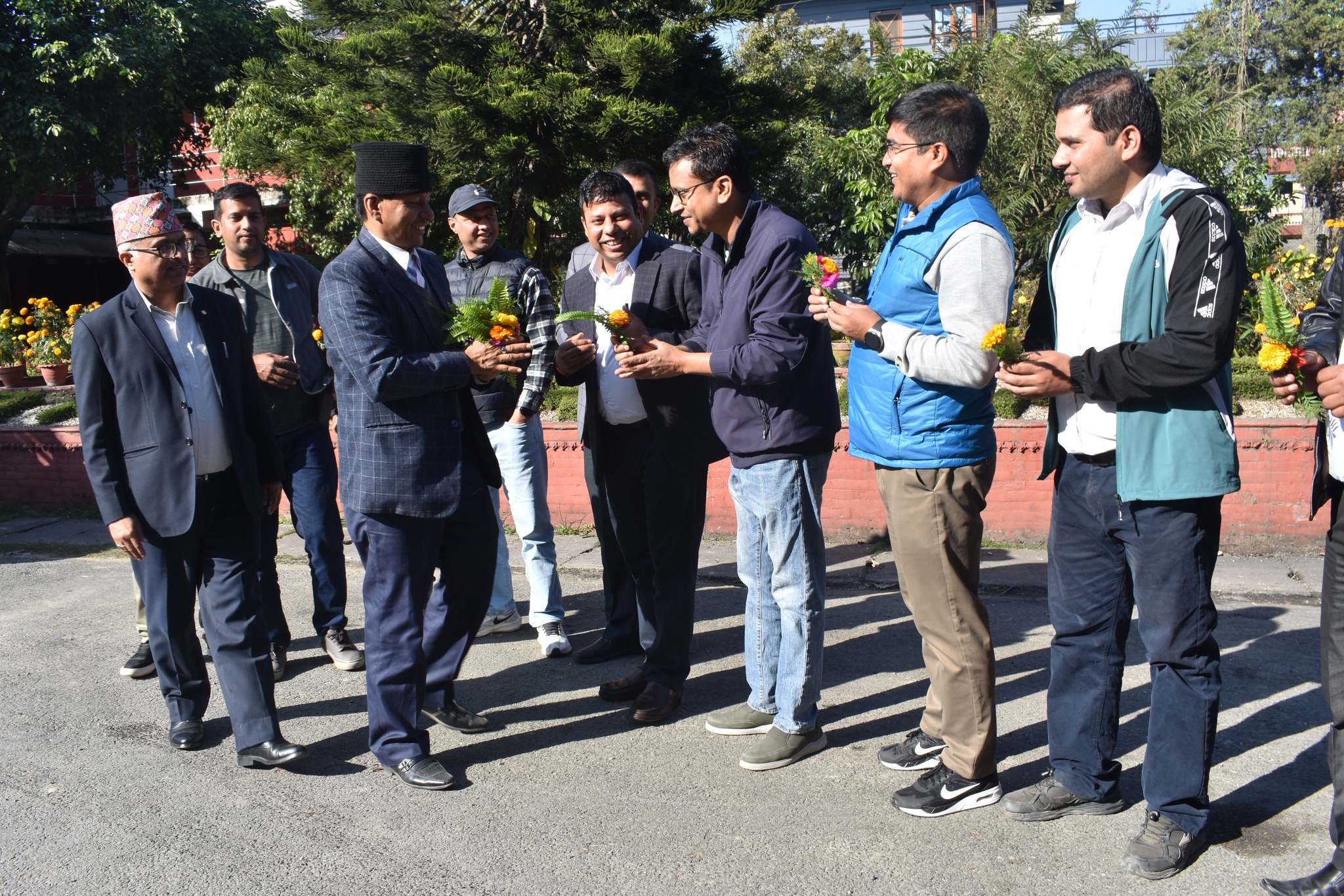 समितिमा सरुवा भई आउनु भएका आयोजना निर्देशक/ आयोजना प्रमुख श्री मचाकाजी महर्जनज्यू, लेखा अधिकृत श्री श्याम सुन्दर साहज्यू तथा कम्प्युटर अपरेटर श्री सुबास खरेल लाई स्वागत गरिएका झलकहरु ।