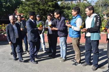 समितिमा सरुवा भई आउनु भएका आयोजना निर्देशक/ आयोजना प्रमुख श्री मचाकाजी महर्जनज्यू, लेखा अधिकृत श्री श्याम सुन्दर साहज्यू तथा कम्प्युटर अपरेटर श्री सुबास खरेल लाई स्वागत गरिएका झलकहरु । - img