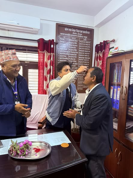 कोष तथा लेखा नियन्त्रक कार्यालय (कोलेनिका) दोलखावाट सेवा निवृत्त कर्मचारीका लागि पेन्सन पट्टा वितरण कार्य सुरु भएको छ।  कार्यालयवाट सेवा निवृत्त जिल्ला अदालतका कर्मचारी श्री कृष्ण वहादुर श्रेष्ठलाई पहिलो सेवाग्राहीका रूपमा पेन्सन पट्टा हस्तान्तरण गरिएको छ ।