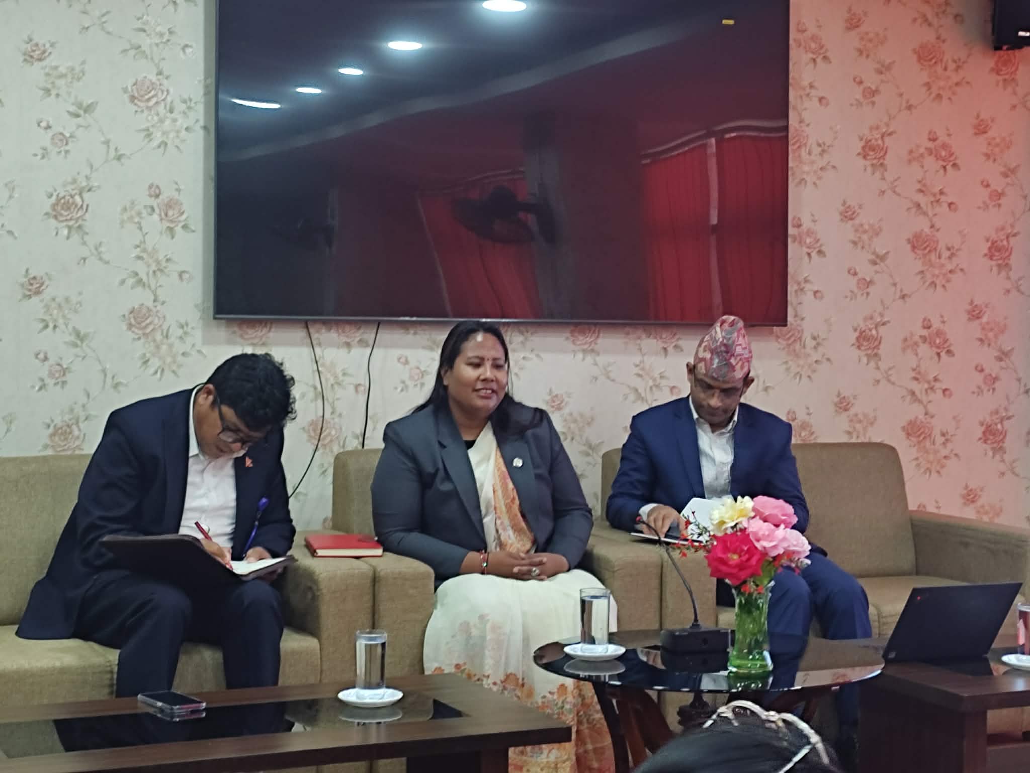 वन तथा वातावरण मन्त्री माननीय गीता चौधरीज्यूलाई राष्‍ट्रिय निकुञ्ज विभागमा स्वागत ।