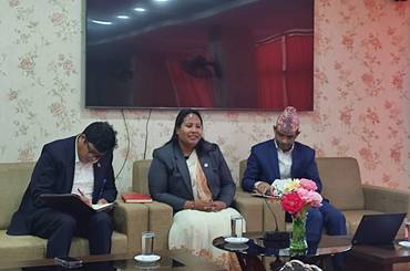 समाचार चित्र वन तथा वातावरण मन्त्री माननीय गीता चौधरीज्यूलाई राष्‍ट्रिय निकुञ्…