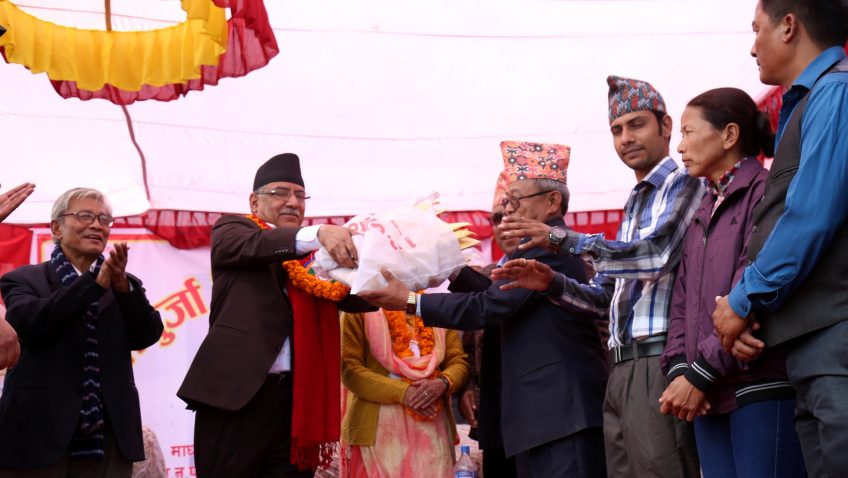 प्रधानमन्त्रीद्वारा सुकुम्बासीलाई लालपुर्जा बितरण