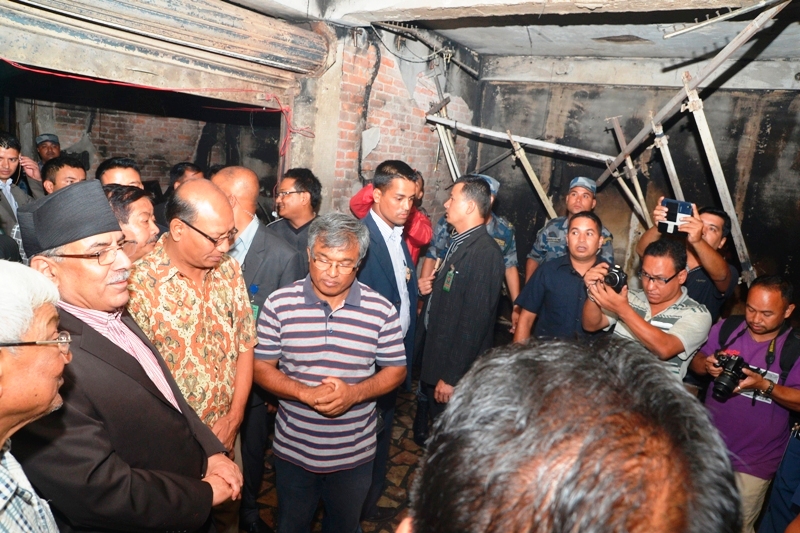 काठमाडौंको ठमेलस्थित नर्सिङ चोकको दुर्गालाल श्रेष्ठको घरमा श्रावण २३ गते आगलागीबाट भएको क्षतिको स्थलगत अवलोकन गर्दै सम्माननीय प्रधानमन्त्री पुष्पकमल दाहाल प्रचण्ड