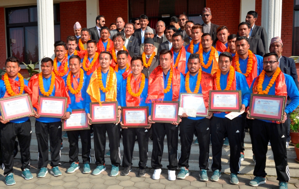 प्रधानमन्त्रीद्वारा बिजेता खेलाडीलाई नगद पुरस्कार प्रदान