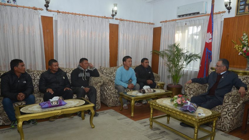 साउदीबाट उद्दार गरिएका पाँच युवाको प्रधानमन्त्रीसँग भेट
