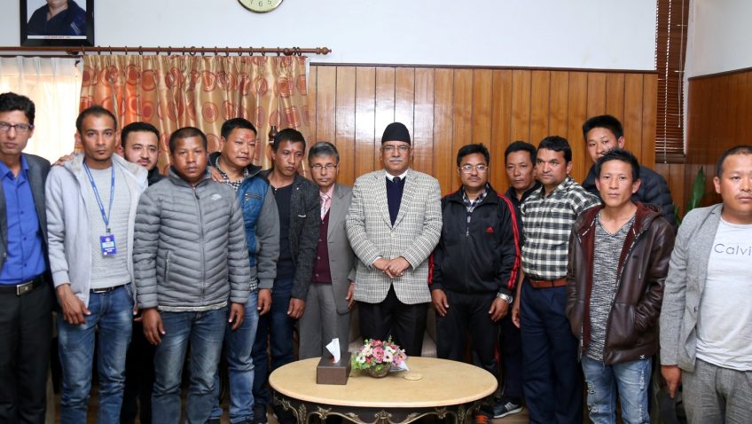 साउदी जेलबाट छुटेका एघार नेपालीको प्रधानमन्त्रीसँग भेट