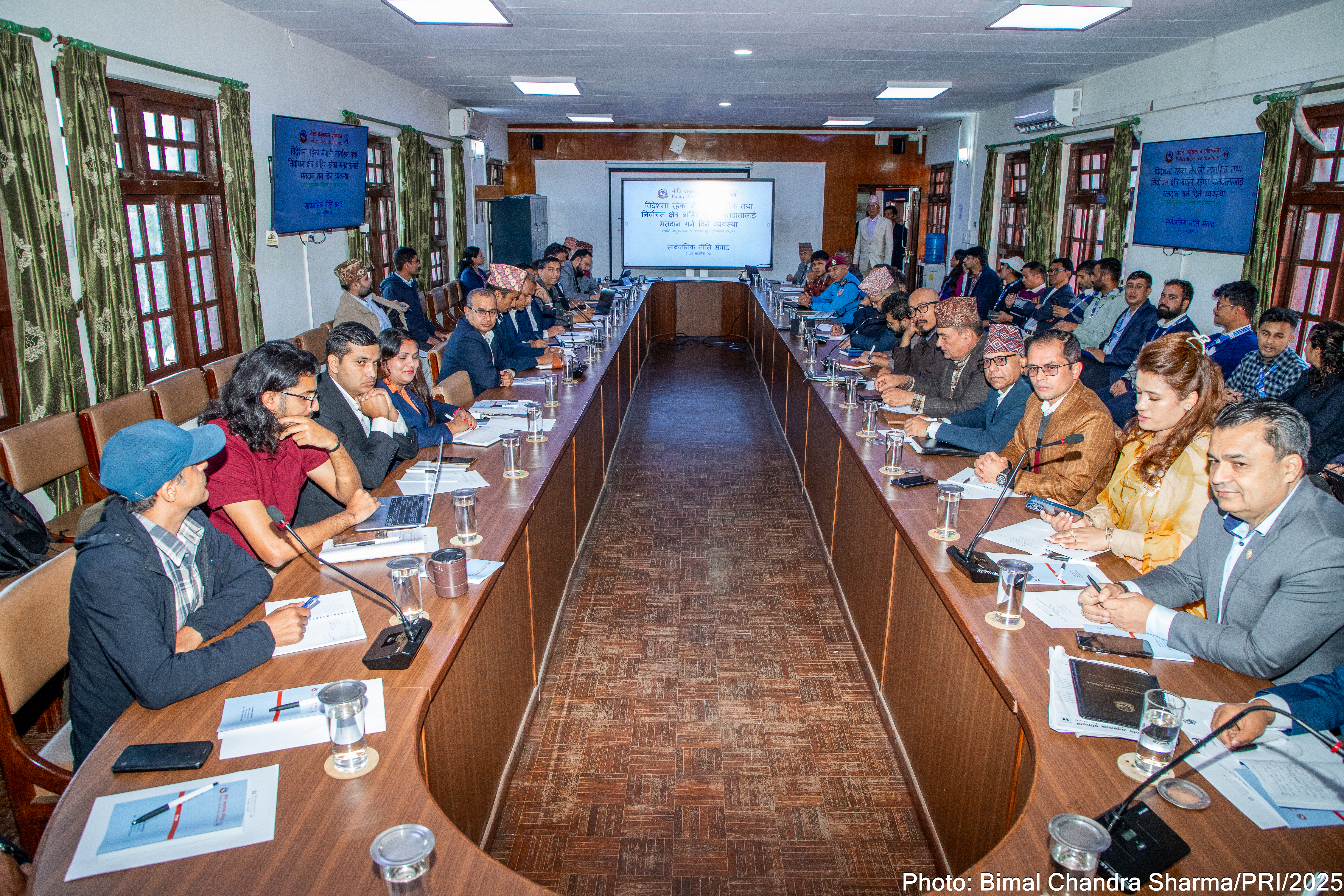 देश बाहिरबाट र निर्वाचन क्षेत्र बाहिरबाट मतदान गर्ने व्यवस्था सम्बन्धमा सार्वजनिक नीति संवाद सम्पन्न