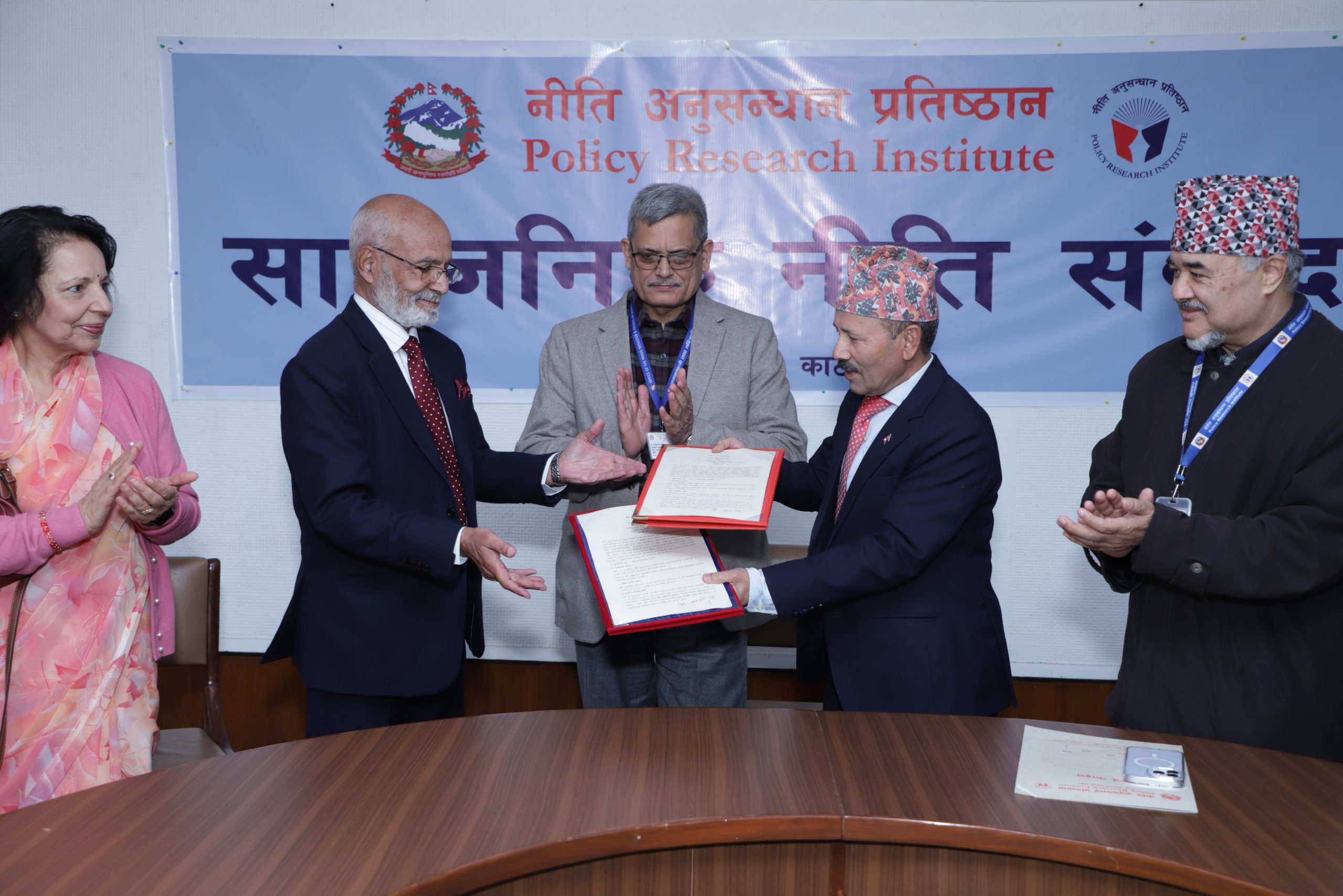 नीति अनुसन्धान प्रतिष्ठानमा स्वर्गीय लक्ष्मीनाथ गौतम नीति अनुसन्धान कोष स्थापनाका लागि सम्झौतापत्रमा हस्ताक्षर