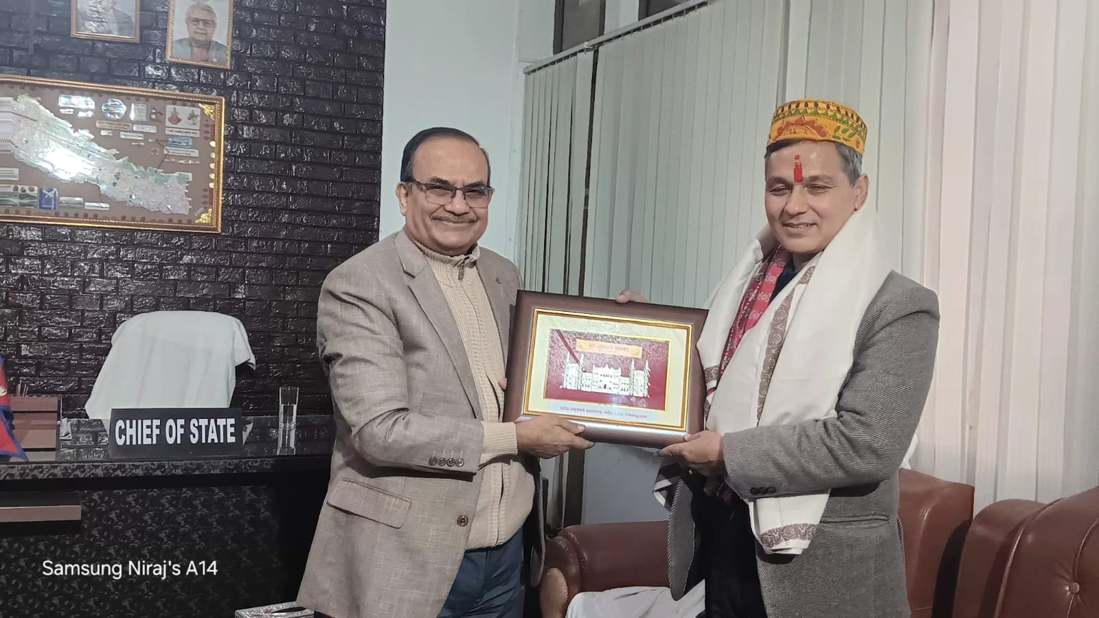 मधेश प्रदेशका प्रदेश प्रमुख सुरेन्द्र लाभ कर्णज्यूले प्रदेश प्रमुख कार्यालय जनकपुरधाममा गृहमन्त्री ओमप्रकाश अर्याललाई मायाको चिनो प्रदान गर्नुहुँदै (२०८२/०९/३०)