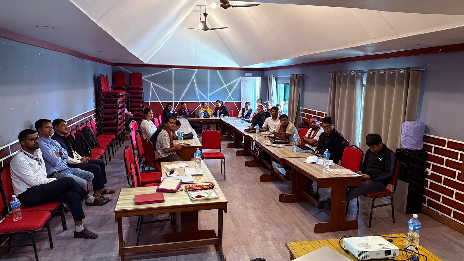 मिति २०८३ साल श्रावण २५ र २६ गते स्वास्थ्य कार्यालय, ताप्लेजुङको आयोजनामा आर्थिक वर्ष २०८२/०८३ मा सञ्चालित स्वास्थ्य कार्यक्रमहरूको दुई दिने "वार्षिक समीक्षा तथा योजना तर्जुमा गोष्ठी" भव्यताका साथ सम्पन्न भएको छ। कार्यालय प्रमुख श्री सुमन तिवारीको अध्यक्षता तथा कोशी प्रदेश स्वास्थ्य मन्त्रालयका जनस्वास्थ्य अधिकृत श्री रेवा कृष्ण थापाको प्रमुख आतिथ्यतामा आयोजित उक्त कार्यक्रममा ताप्लेजुङ जिल्लाका ९ वटै स्थानीय तह, जिल्ला अस्पताल, जिल्ला आयुर्वेद स्वास्थ्य केन्द्र तथा विभिन्न गैर-सरकारी स्वास्थ्य