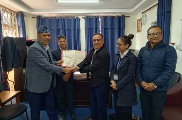 यस विभाग र सार्वजनिक वित्त व्यवस्थापन तालिम केन्द्र विच सेवा अन्तरआबद्दता गर्ने सम्बन्धमा समझदारी पत्रमा हस्तक्षर भएको छ। मिति: २०८२/०८/०८ गते - img