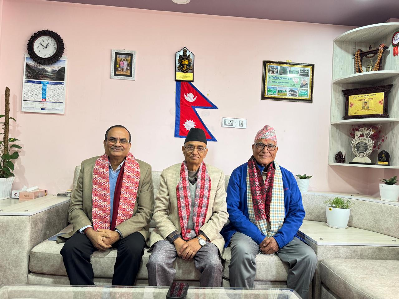 दाहिनेबाट कर्णाली प्रदेश प्रमुख, बागमती प्रदेश प्रमुख तथा मधेश प्रदेश प्रमुख बीच काठमाडौँमा सम्पन्न भेटघाट एवं समसामयिक विषयसम्बन्धी छलफल।