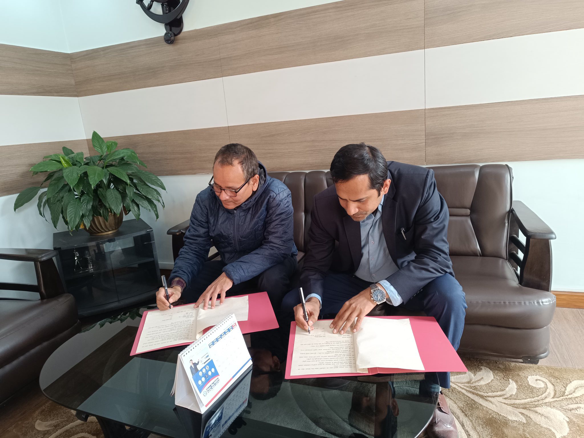 यस विभाग र नेपाल प्रशासनिक प्रशिक्षण प्रतिष्ठान  विच सेवा अन्तरआबद्दता गर्ने सम्बन्धमा समझदारी पत्रमा हस्ताक्षर भएको छ। मिति: २०८२/०८/११ गते