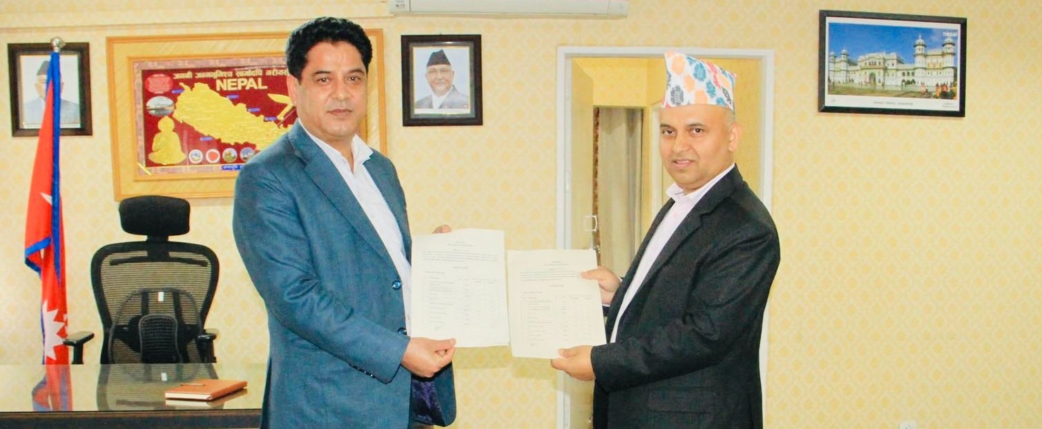 माननीय मन्त्रीज्यूबाट उद्योग, वाणिज्य तथा आपूर्ति सचिवज्यूद्बयसँग आ.व. २०८२/०८३ को कार्य सम्पादन सम्झौता गर्दाका तस्विरहरु