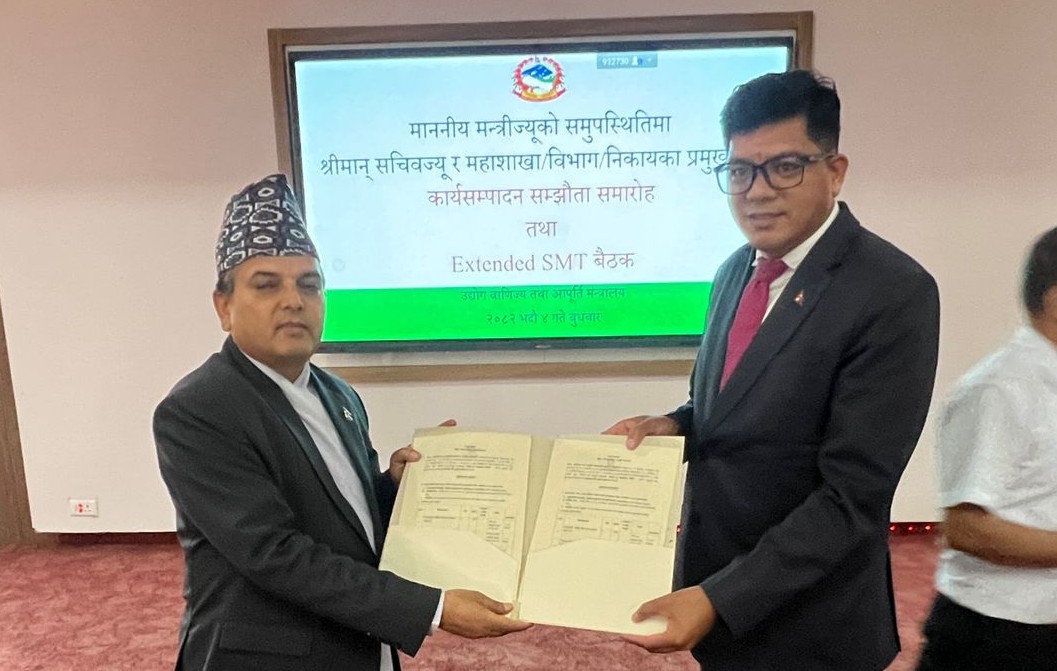 श्रीमान सचिवज्यूद्बयसँग महाशाखा प्रमुखहरुको कार्यसम्पादन सम्झौता कार्यक्रममा केही तस्वीरहरु