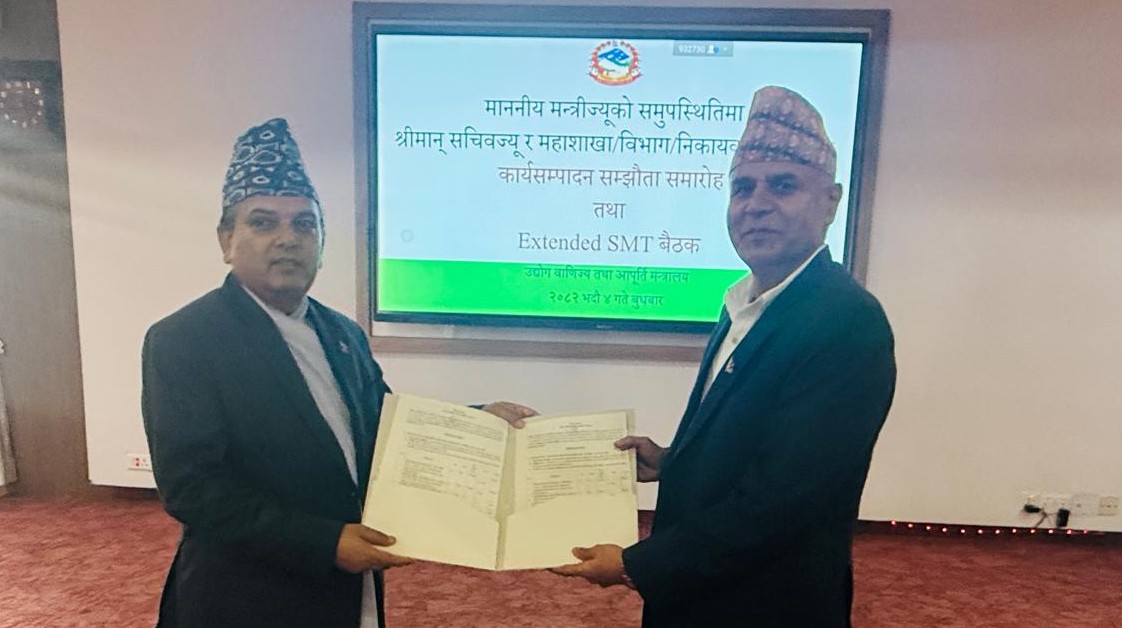 श्रीमान सचिवज्यूद्बयसँग महाशाखा प्रमुखहरुको कार्यसम्पादन सम्झौता कार्यक्रममा केही तस्वीरहरु