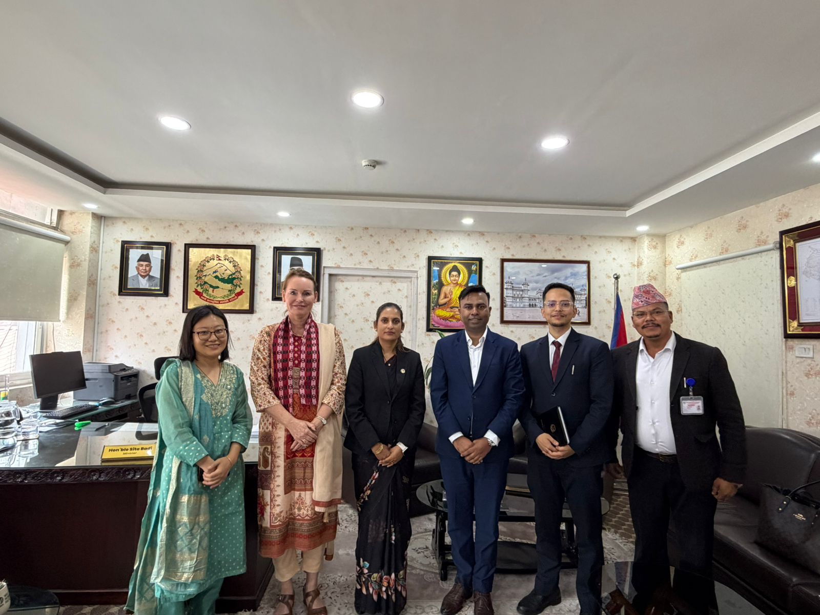 आज मिति २०८३ जेठ ४ गते माननीय महिला, बालबालिका, लैङ्गिक तथा यौनिक अल्पसङ्ख्यक र सामाजिक सुरक्षा मन्त्री माननीय सिता बादीज्यू सँग नेपालका लागि नर्वेका महामहिम राजदूत डाग्नी म्योसज्यूले मन्त्रालयमा शिष्टाचार भेटघाट गर्नुहुदै । भेटका क्रममा नेपाल र नर्वेबीचको मैत्रीपूर्ण सम्बन्ध, विकास सहकार्य, लैङ्गिक समानता, महिला सशक्तीकरण, बाल अधिकार संरक्षण, सामाजिक सुरक्षा, समावेशी विकास तथा जलवायु संवेदनशील सामाजिक संरक्षणका विषयमा छलफल भएको थियो।
