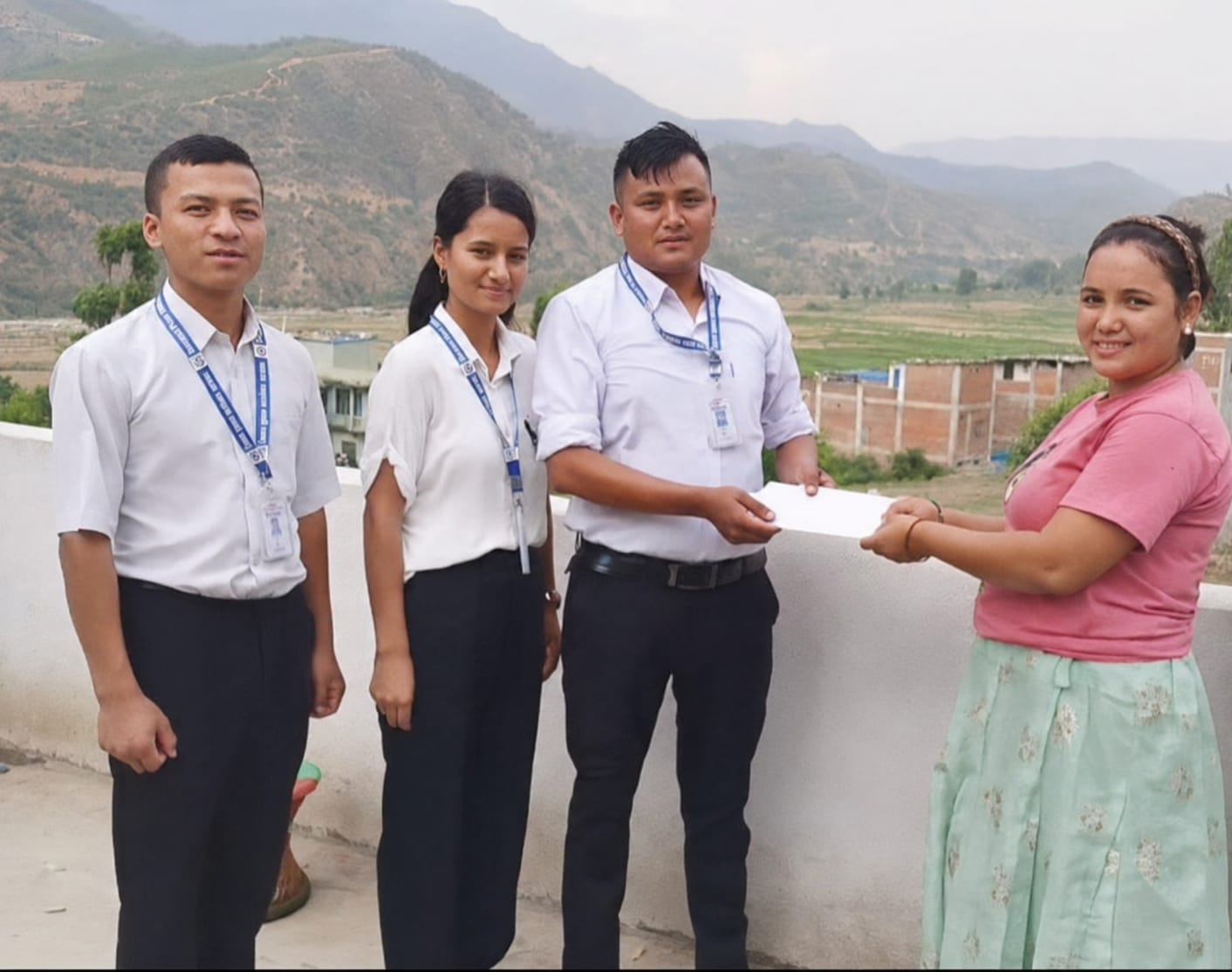 जिल्ला हुलाक कार्यालय सल्यानका कर्मचारीद्वारा सेवाग्राहीको घरमै पुगेर राहदानी वितरण गर्दै ।