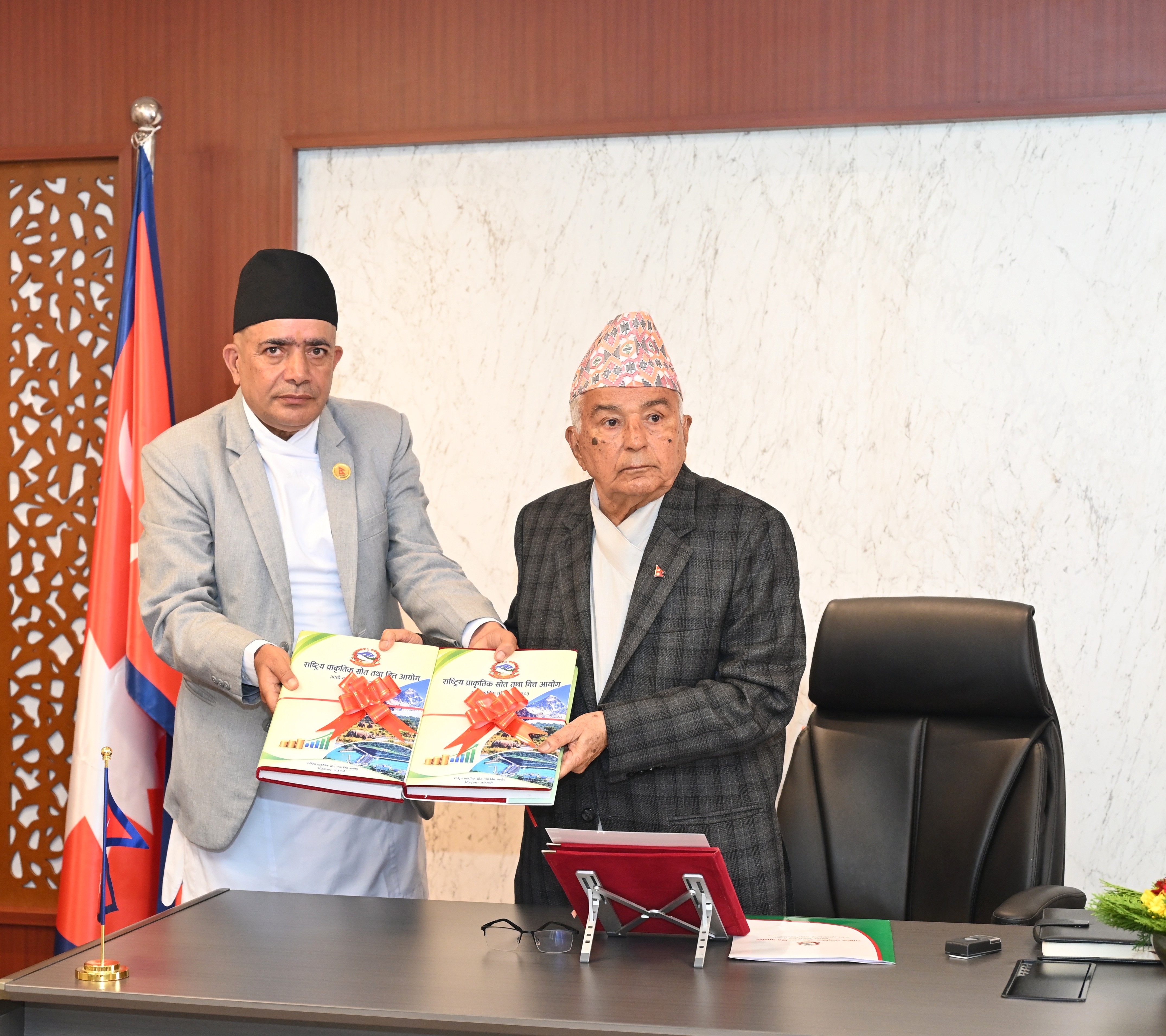 सम्माननीय राष्ट्रपतिज्यू समक्ष राष्ट्रिय प्राकृतिक स्रोत तथा वित्त आयोगको आठौँ वार्षिक प्रतिवेदन, २०८३ पेश गरिएको