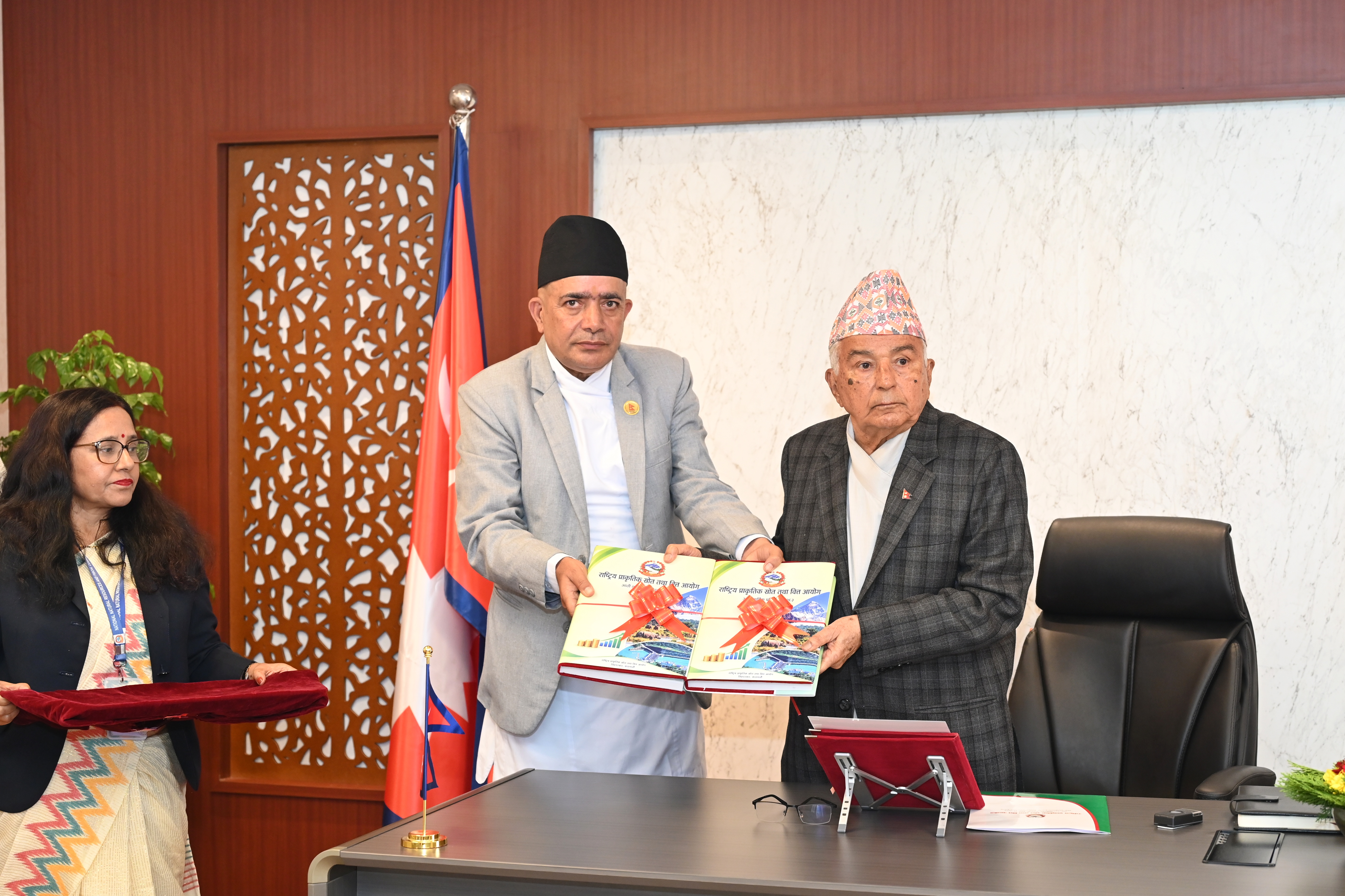सम्माननीय राष्ट्रपतिज्यू समक्ष राष्ट्रिय प्राकृतिक स्रोत तथा वित्त आयोगको आठौँ वार्षिक प्रतिवेदन, २०८३ पेश गरिएको