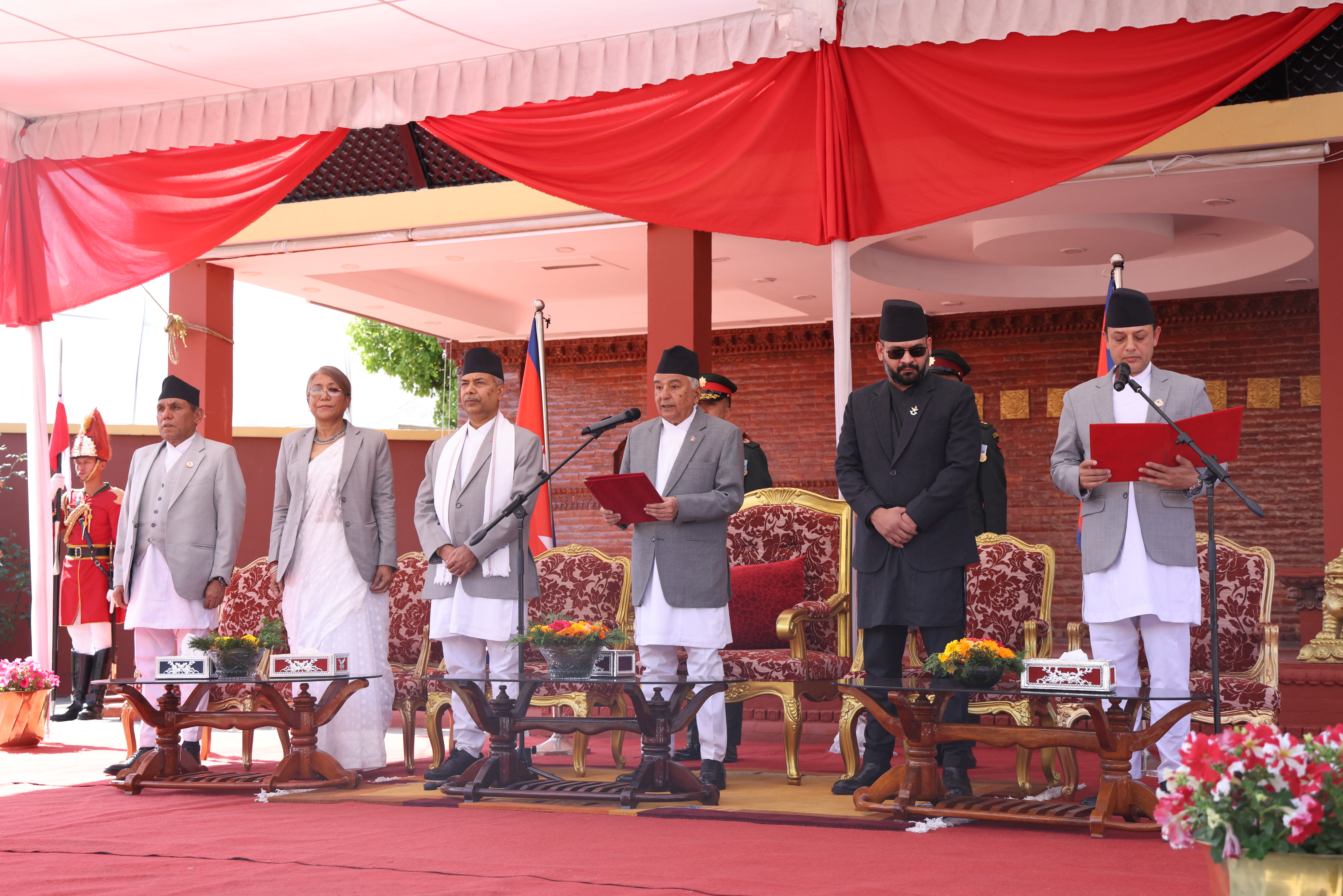 सम्माननीय राष्ट्रपतिज्यू समक्ष नवनिर्वाचित प्रतिनिधि सभाका सम्माननीय सभामुख श्री डोल प्रसाद आर्यालज्यूले सभामुख पदको पद तथा गोपनीयताको सपथ ग्रहण गर्नुहुँदै। २०८२-१२-२२