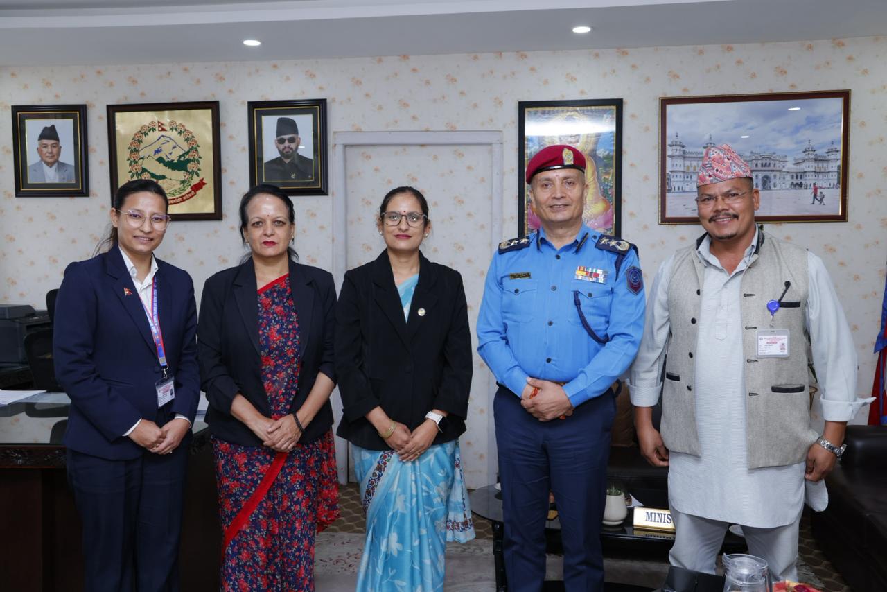 मिति २०८३ जेठ १२ गते महिला, बालबालिका, लैङ्गिक तथा यौनिक अल्पसङ्ख्यक तथा सामाजिक सुरक्षा मन्त्रालयमा नेपाल प्रहरीका प्रहरी महानिरीक्षक श्री दानबहादुर कार्कीज्यू सँग भेटघाट तथा छलफल सम्पन्न भयो।