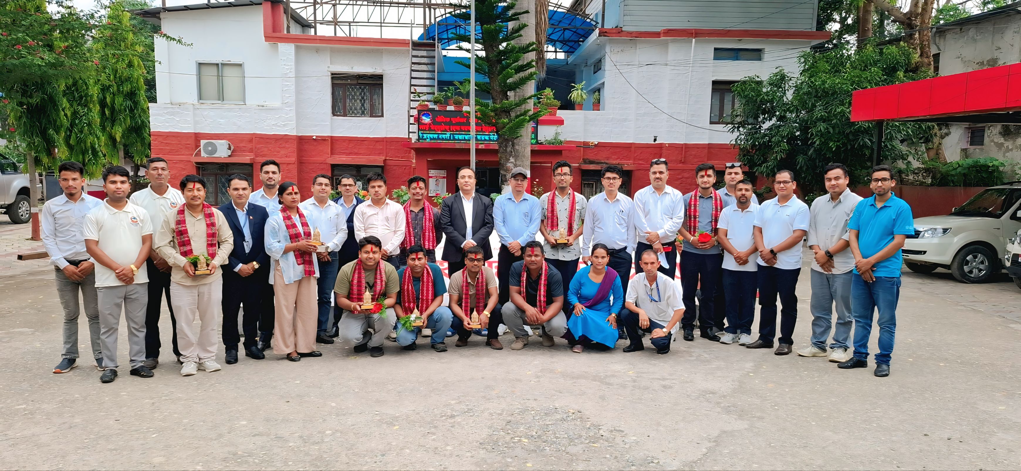 सडक पुल तथा झोलुङ्गे पुल क्षेत्रमा महत्त्वपूर्ण प्राविधिक सहयोग गर्दै आएको विकास साझेदार संस्था LRBPSU का सम्पुर्ण Team लाई बिदाई तथा फेरी भटौँला कार्यक्रम पश्चात सामुहिक तस्बिर