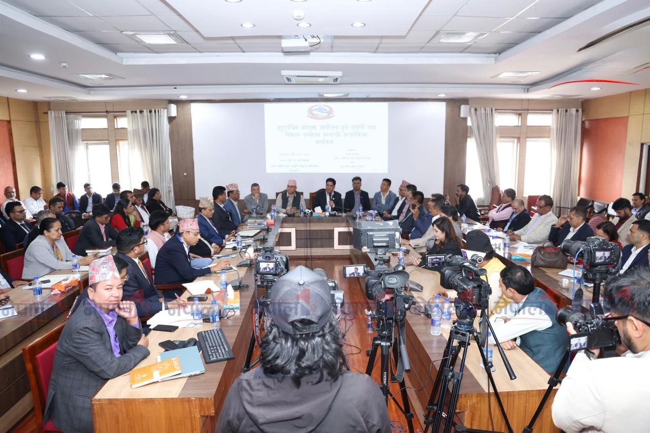 आगामी मंसिर महिनामा आयोजना हुने सुदूरपश्चिम प्रदेश लगानी तथा विकास सम्मेलनबारे  सुदूरपश्चिम प्रदेशका मुख्यमन्त्री कमल बहादुर शाह, प्रदेशका मन्त्री बहादुरसिंह थापा, लगानी बोर्डका प्रमुख कार्यकारी अधिकृत सुशिल ज्ञवाली, प्रदेश सांसदहरू, राष्ट्रिय योजना आयोगका सदस्य प्रकाश श्रेष्ठसहित सरकारी तथा निजी क्षेत्रका सरोकारवालाको सहभागितामा उघोग , वाणिज्य तथा आपूर्ति मन्त्री माननीय दामोदर भण्डारीज्यूको अध्यक्षतामा मन्त्रालयमा सम्पन्न कार्यक्रमका केही तस्वीरहरु।