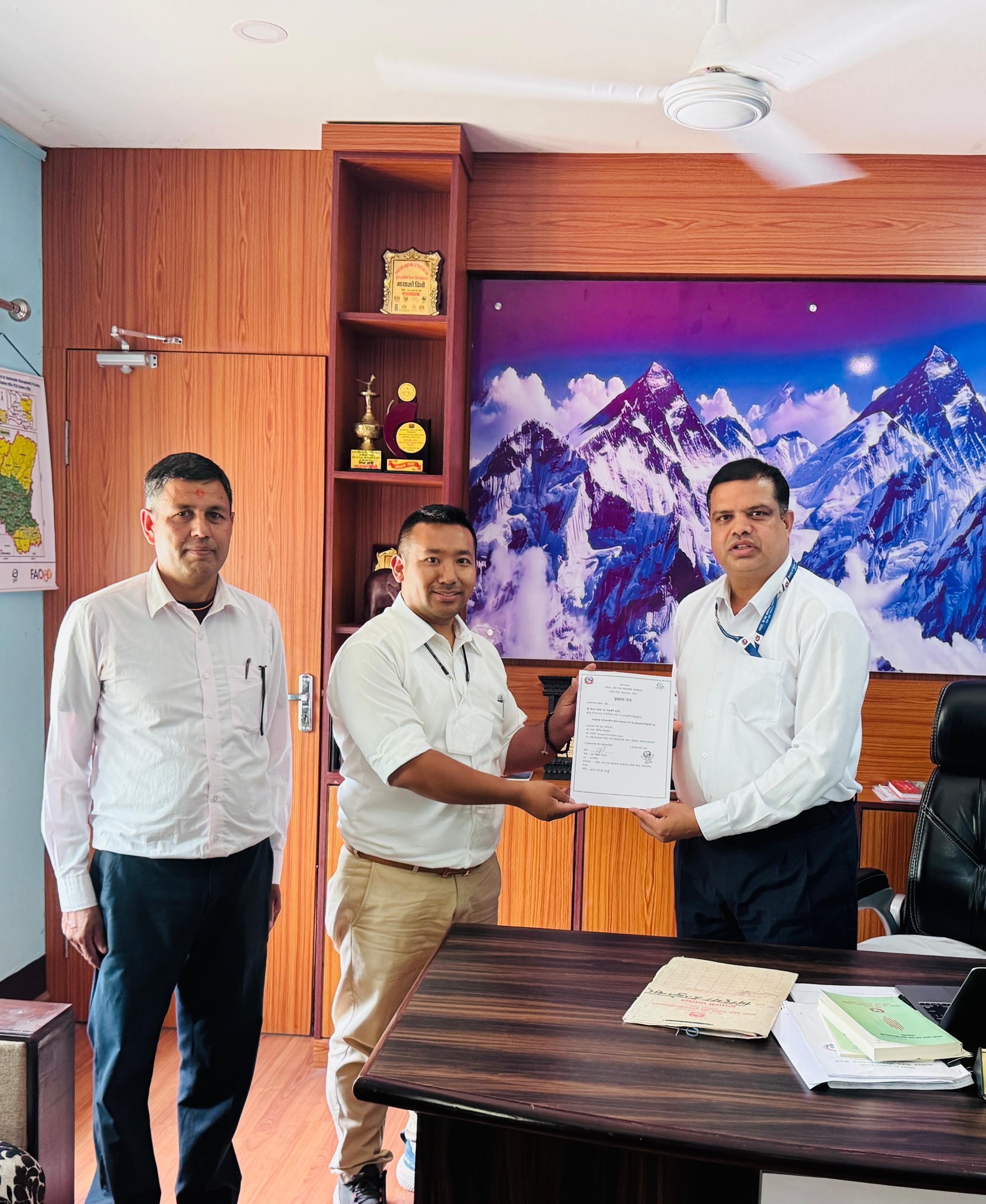 विश्वको सर्वोच्च स्थानमा अवस्थित होटल एभरेष्ट भ्यूका प्रमुख सञ्चालक श्री आङ्ग पेम्बा शेर्पालाई होटल सञ्चालन इजाजत पत्र जारी गरी हस्तान्तरण गरिदै (२०८२/०३/२३ विराटनगर)