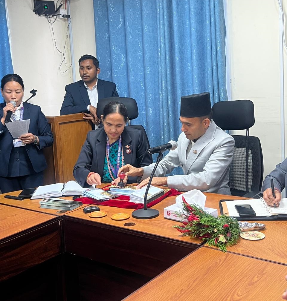 मा. सञ्चार तथा सूचना प्रविधि मन्त्री श्री डा.विक्रम तिमिल्सिना ज्यूबाट हुलाक टिकटमा टाँचा प्रदान गर्दे।