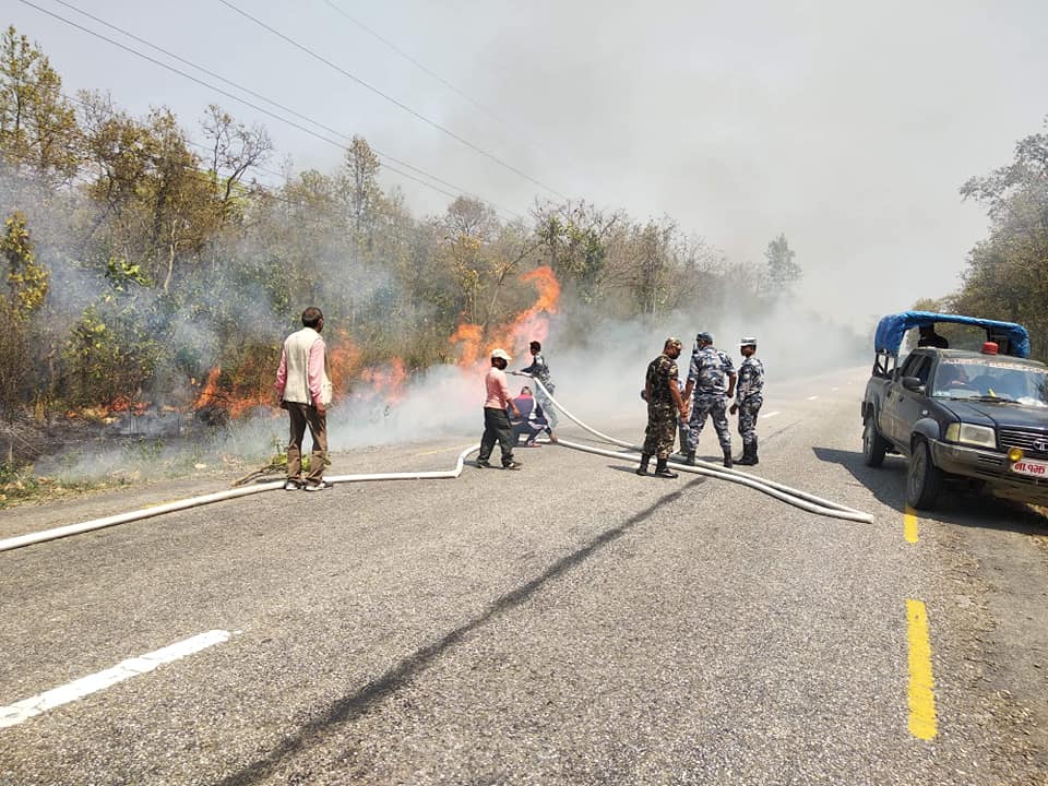 आगो नियन्त्रण गर्दै