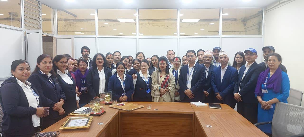 मिति २०८३/०१/१० देखि लागू हुने गरी अनिवार्य अवकाश हुनु भएका वरिष्ठ मुद्रण अधिकृत, श्री गीता घिमिरेज्यू तथा मिति २०८२/०९/०१ देखि लागू हुने गरी राजीनामा स्वीकृत भई सेवानिवृत्त हुनुभएका मुद्रण सहायक, श्री अन्जु बस्नेत (खड्का) ज्यूको विदाइ कार्यक्रमको तस्वीर