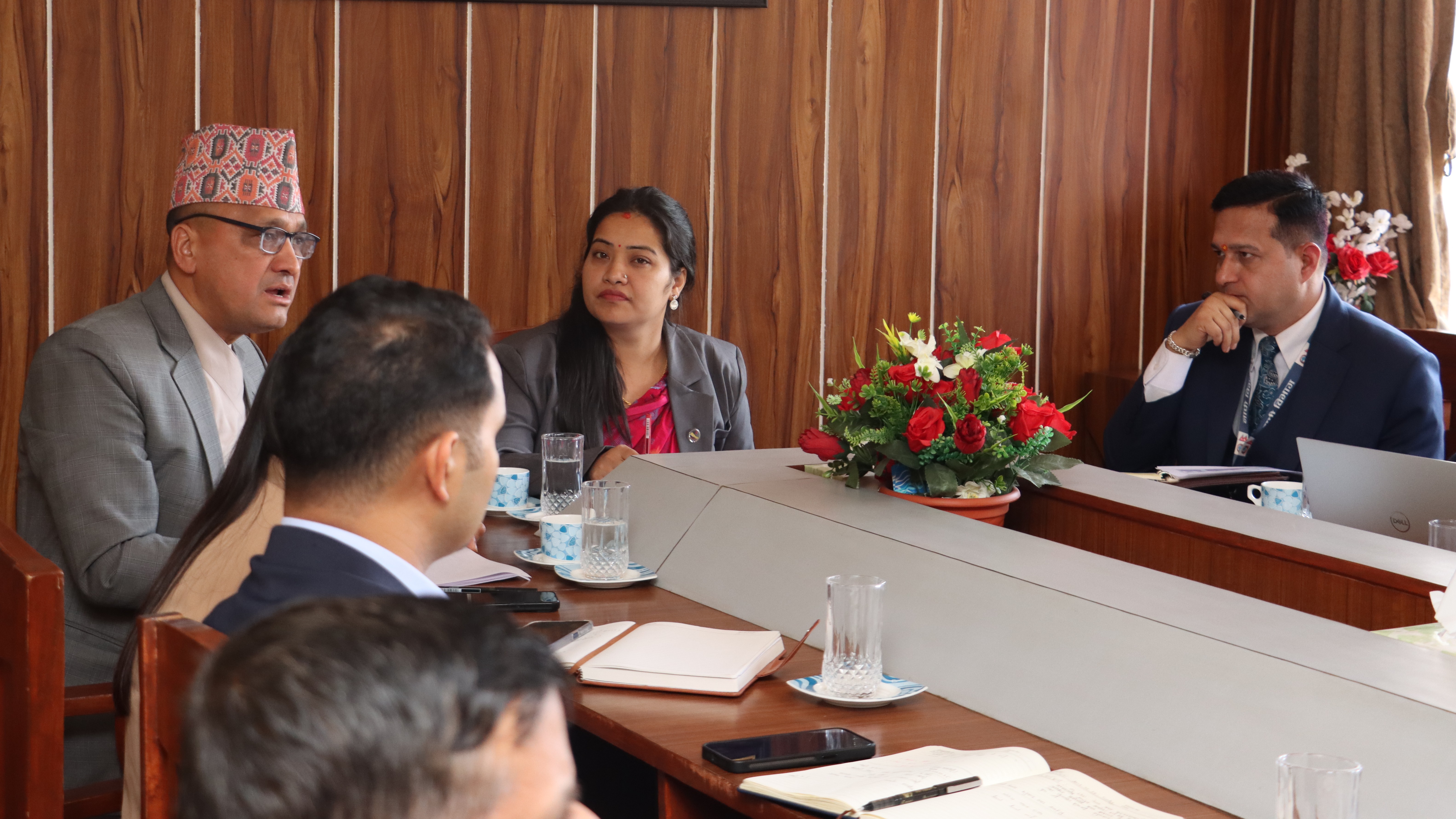 माननीय मन्त्री र श्रीमान सचिवज्यूसंग प्रस्तुतीकरण तथा छलफलमा महानिर्देशक प्रकाश जोशी ज्यु