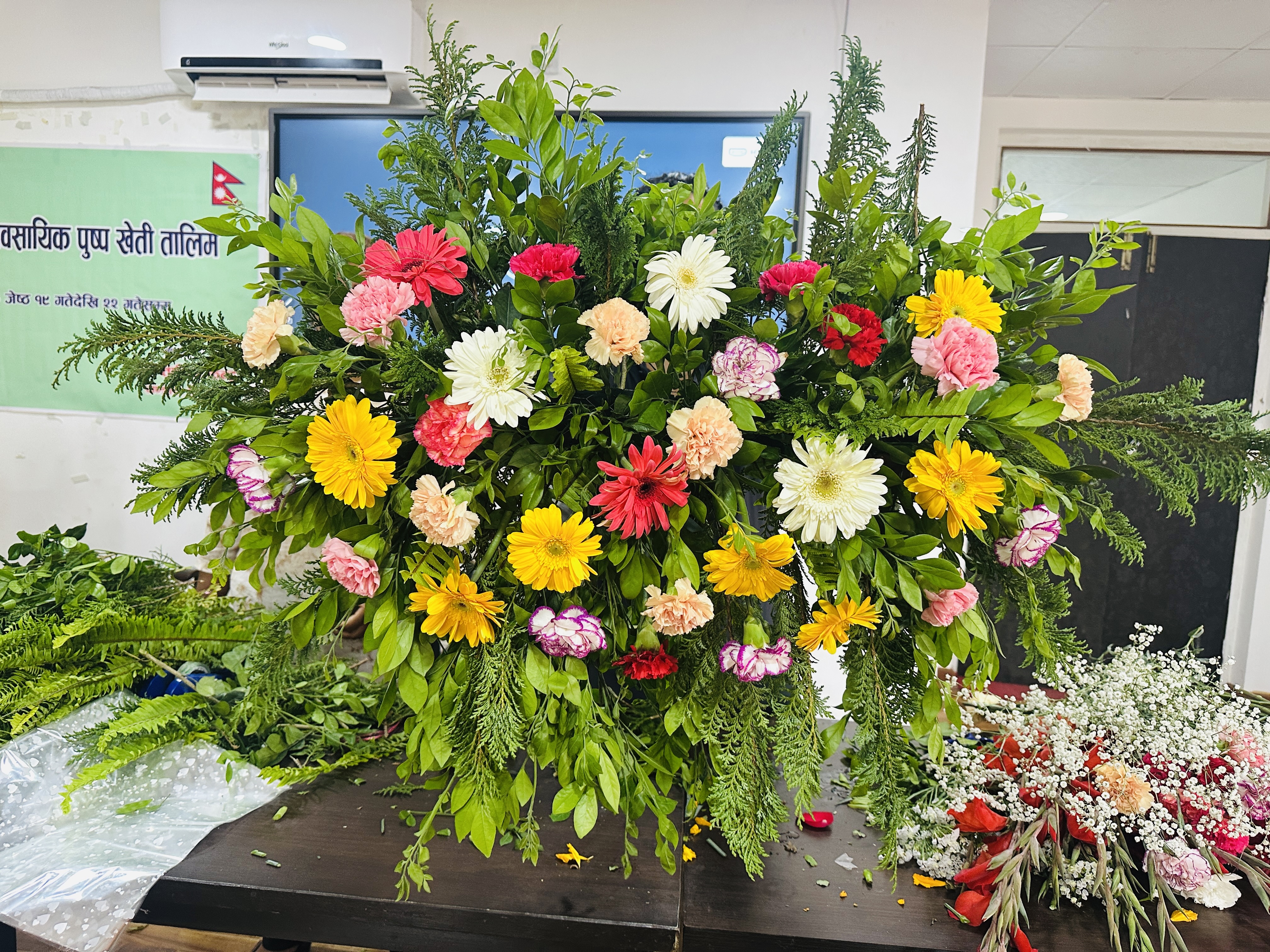पुष्प सजावटको प्रयोगात्मक कक्षामा पोडियम सजावट