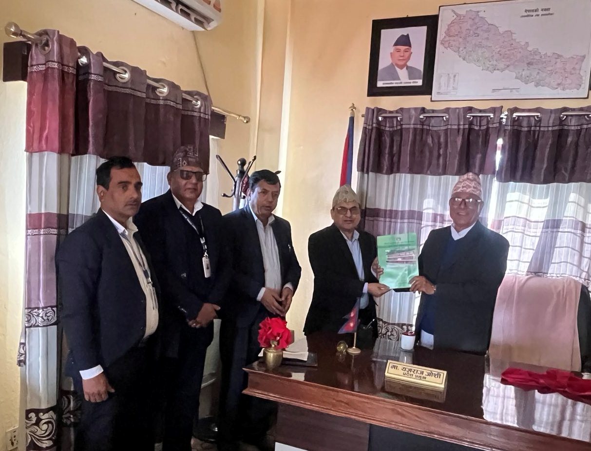 आयोगका सचिवज्यू आयोगको प्रदेशगत वार्षिक प्रतिवेदन, २०८२ कर्णाली प्रदेशका माननीय प्रमुखज्यू समक्ष पेश गर्नुहुँदै